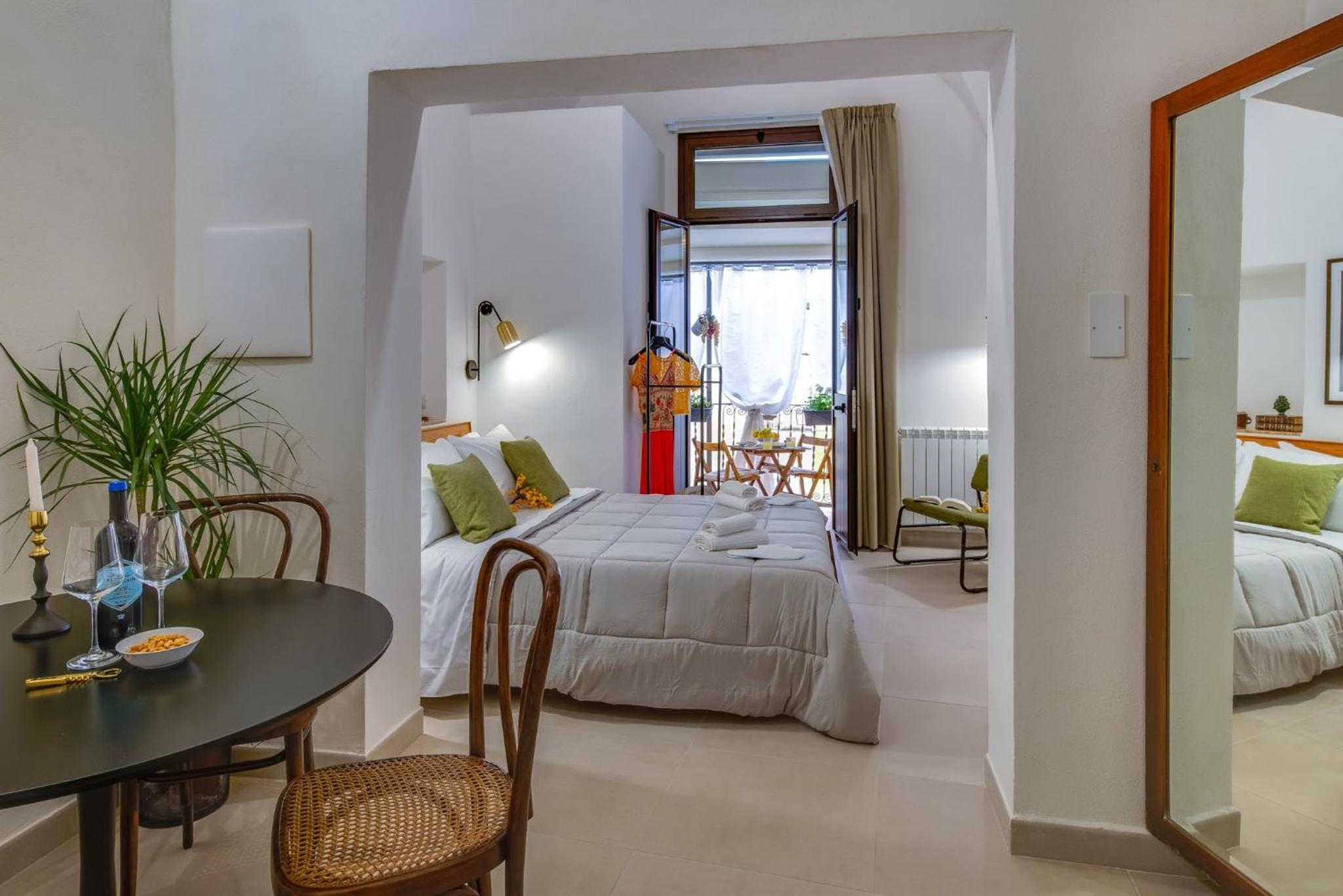 Deluxe Double Room with Balcony photo 1