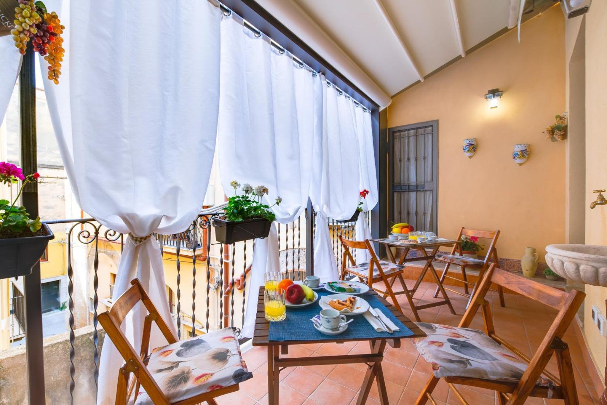 Deluxe Double Room with Balcony photo 3