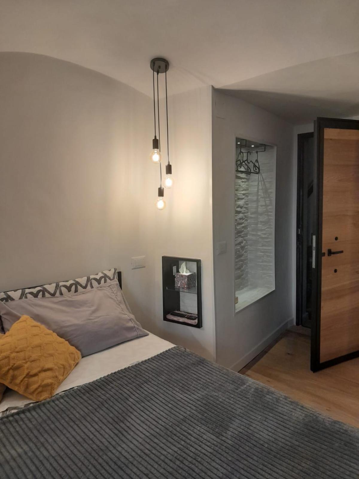Deluxe King Room - Photo 13