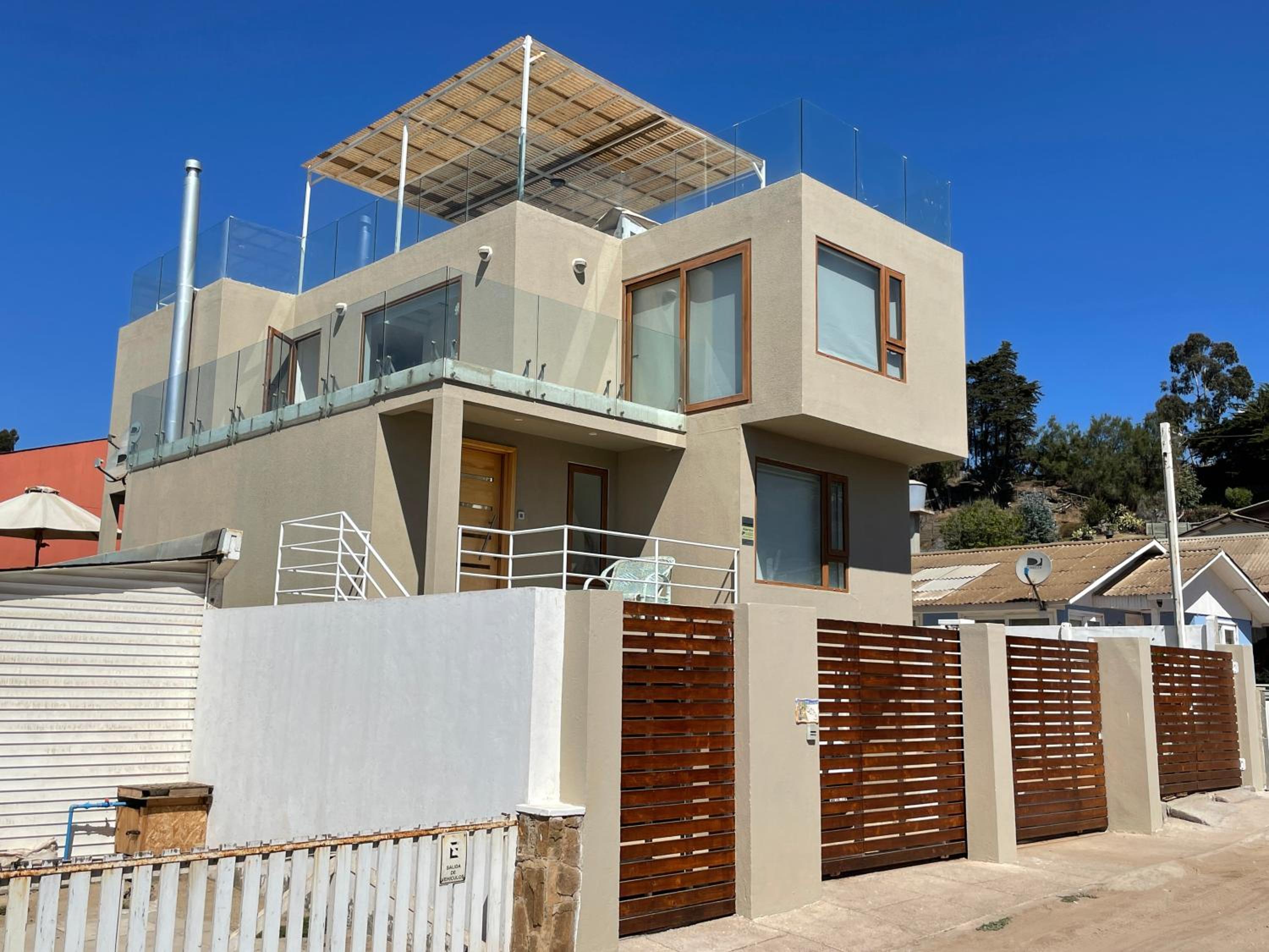 Five-Bedroom House photo 3