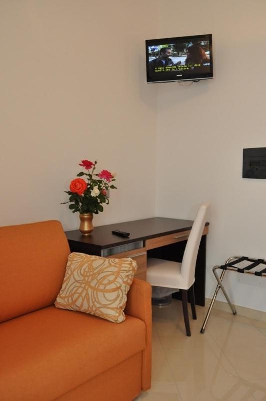Twin Room - Disability Access photo 3