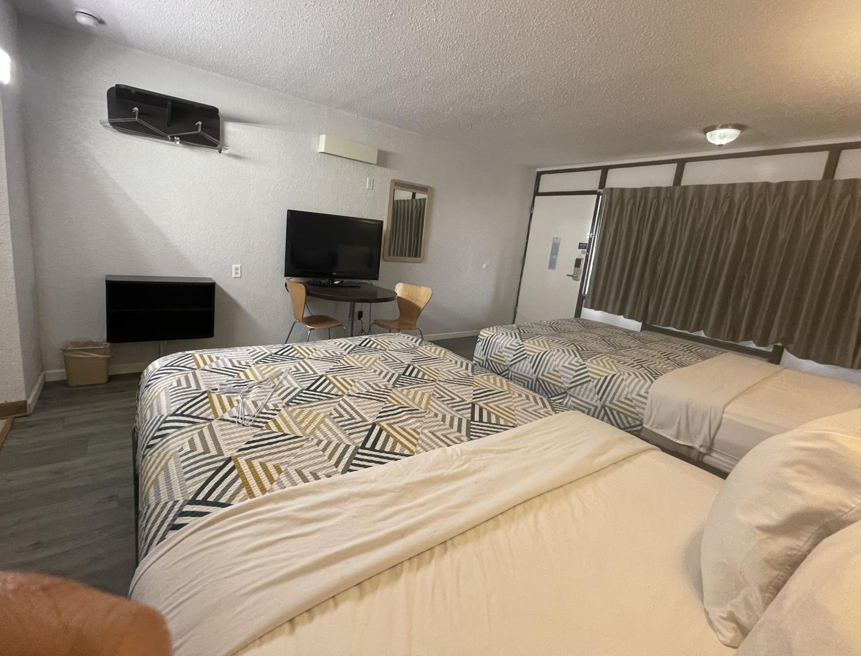Queen Room with Two Queen Beds - Non-Smoking - Photo 6