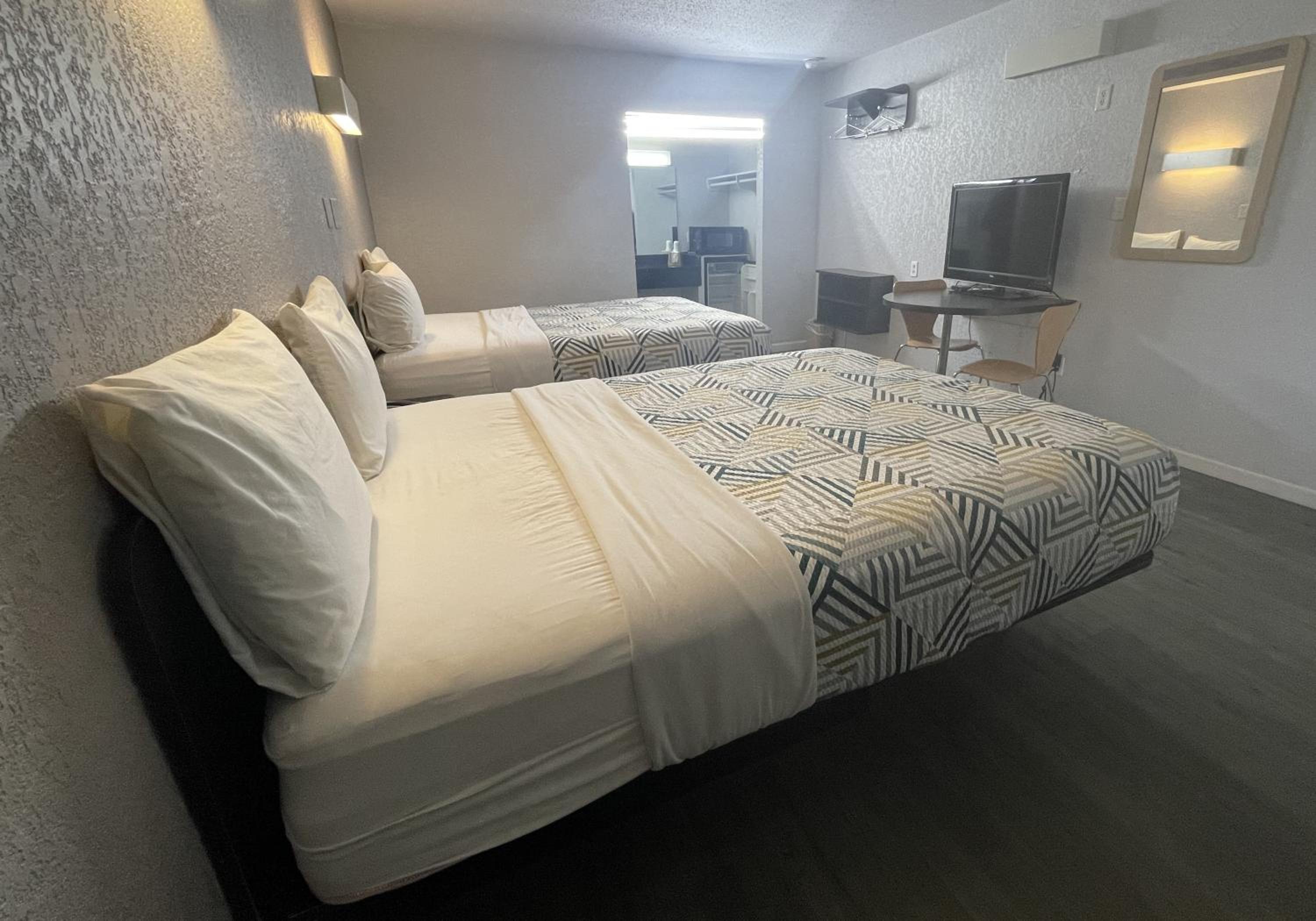 Queen Room with Two Queen Beds - Smoking - Photo 7
