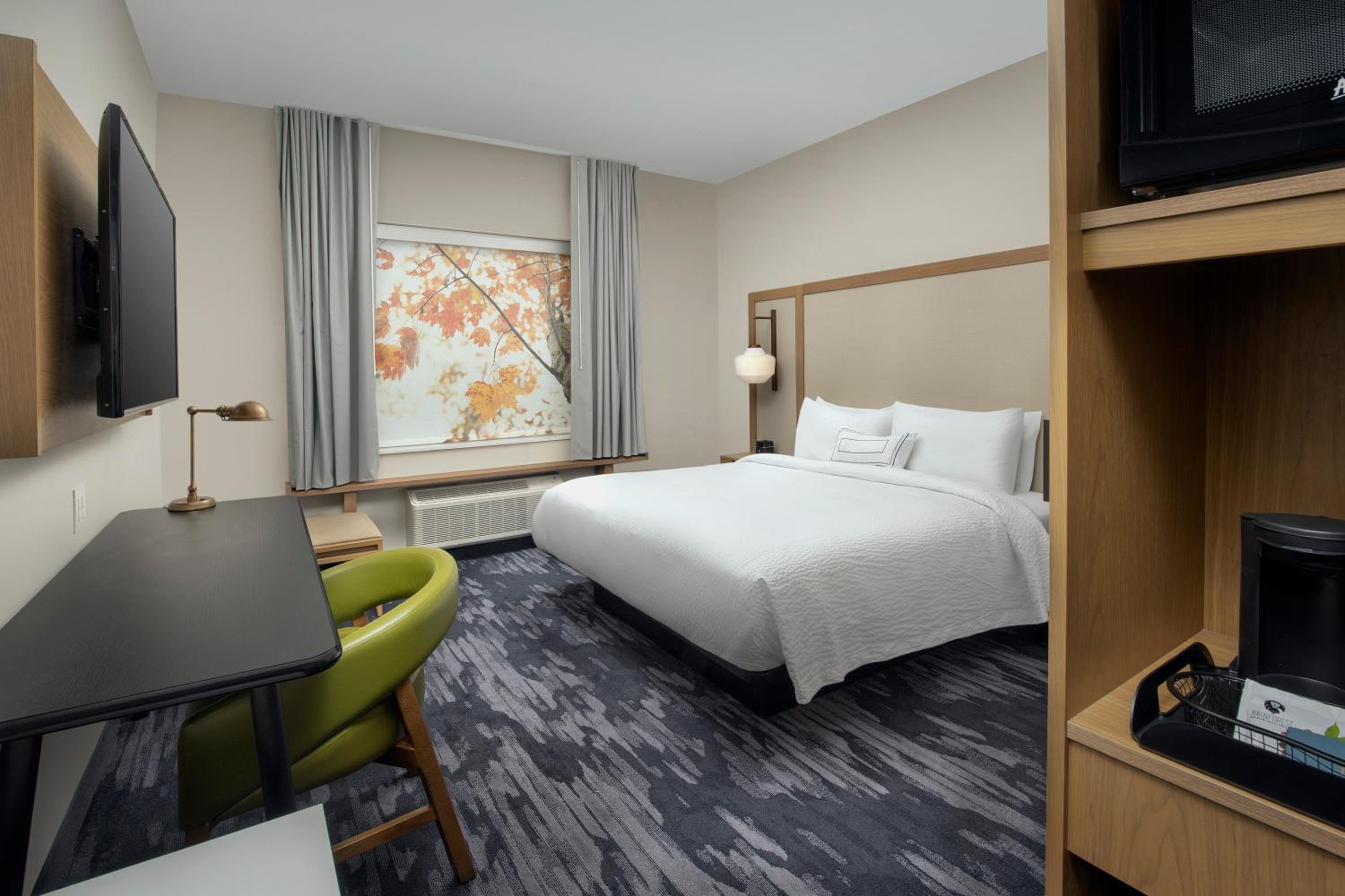 King Room with Bathtub - Mobility Access/Hearing Accessible photo 2