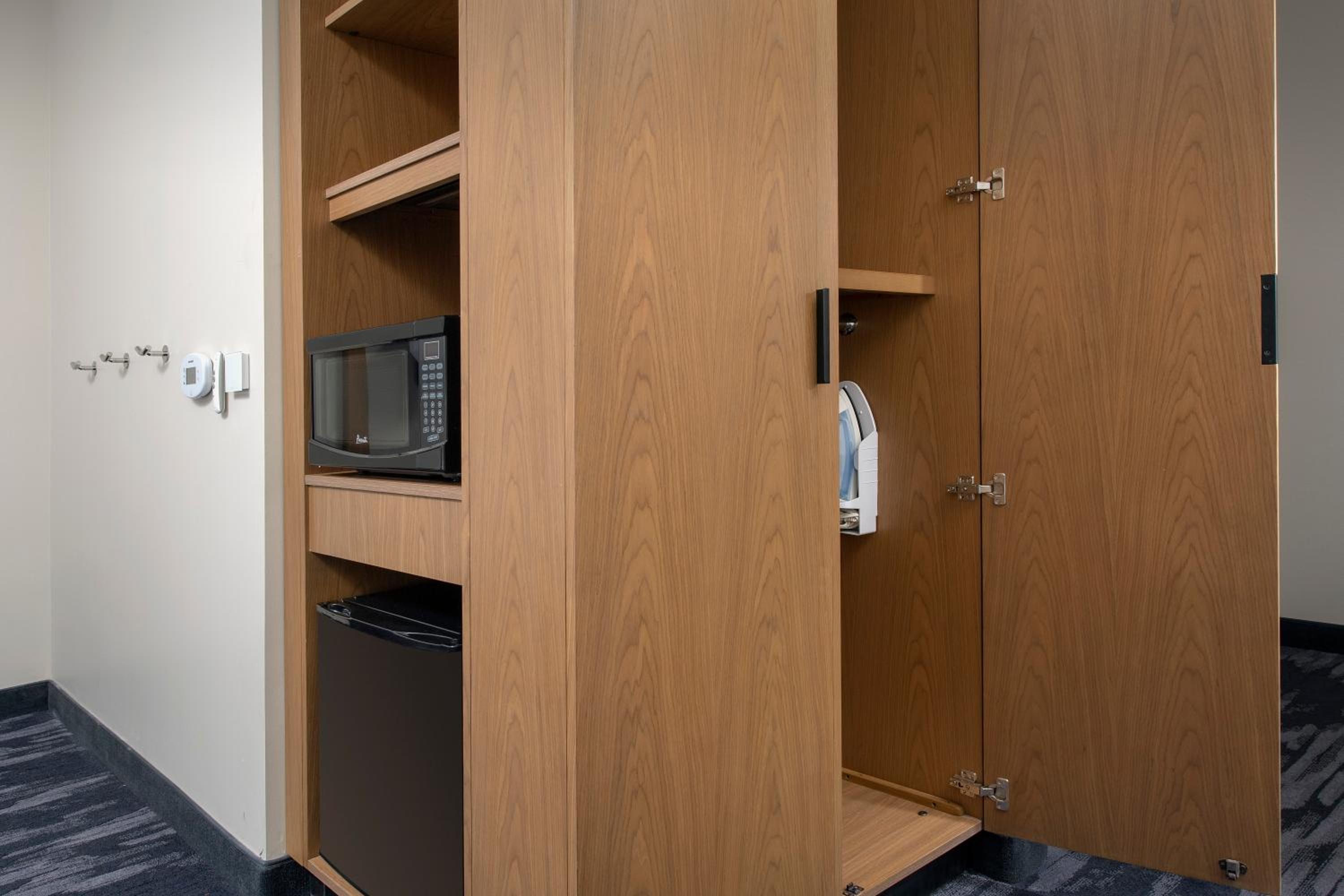 Studio with King Bed, Bathtub and Sofa Bed - Mobility Access photo 2