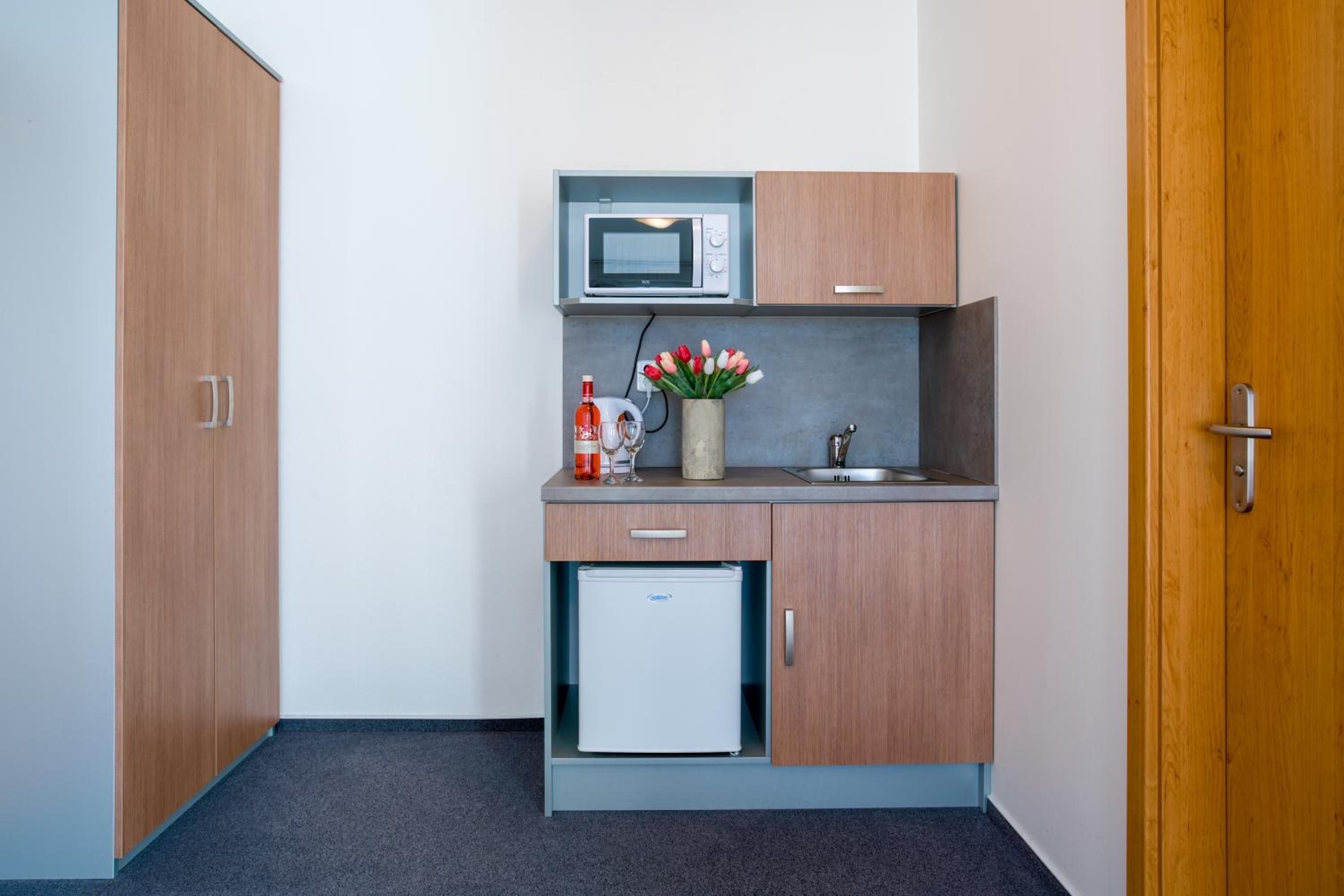 Basic Double or Twin Room - Photo 3
