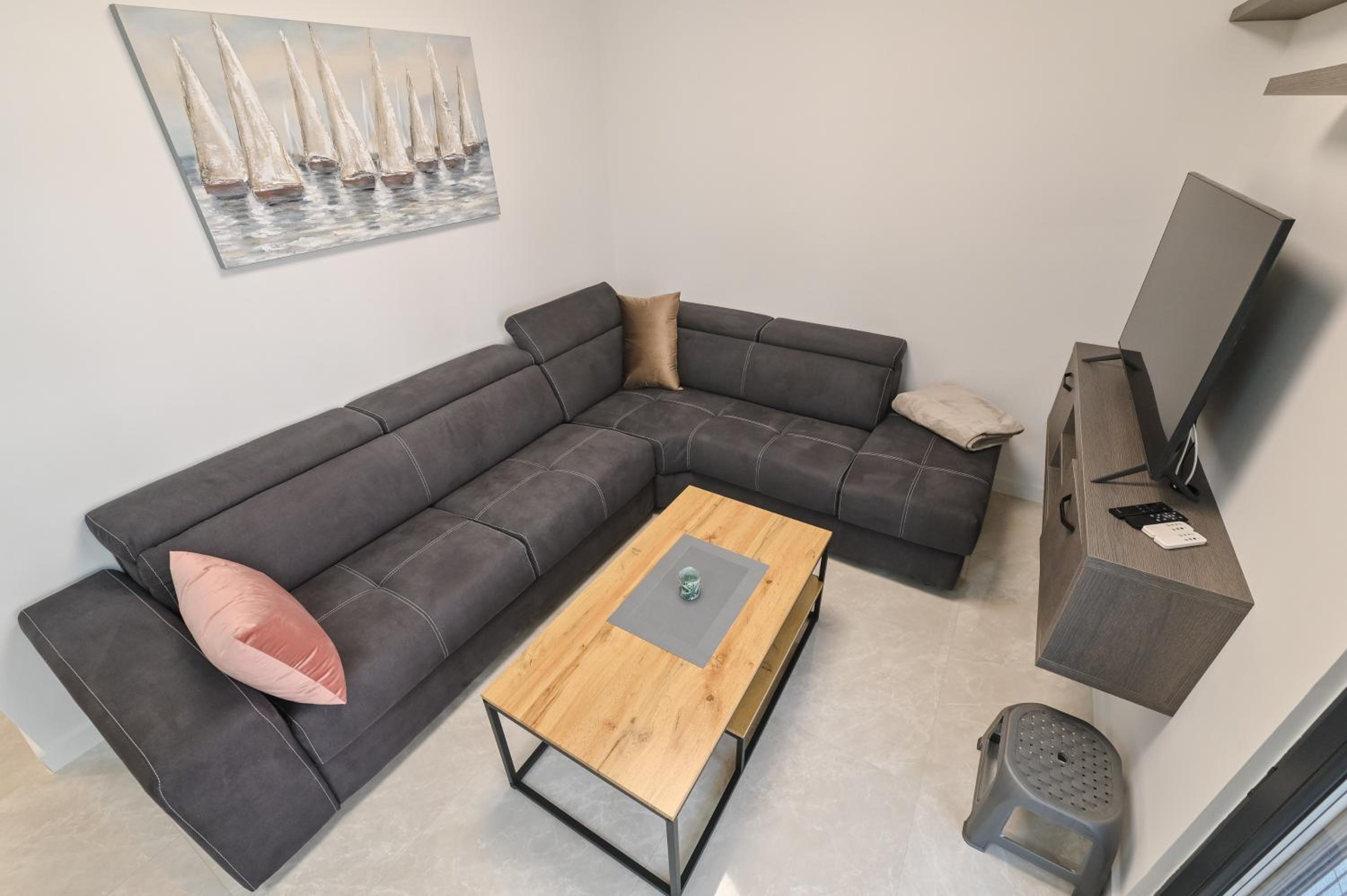 One-Bedroom Apartment photo 3