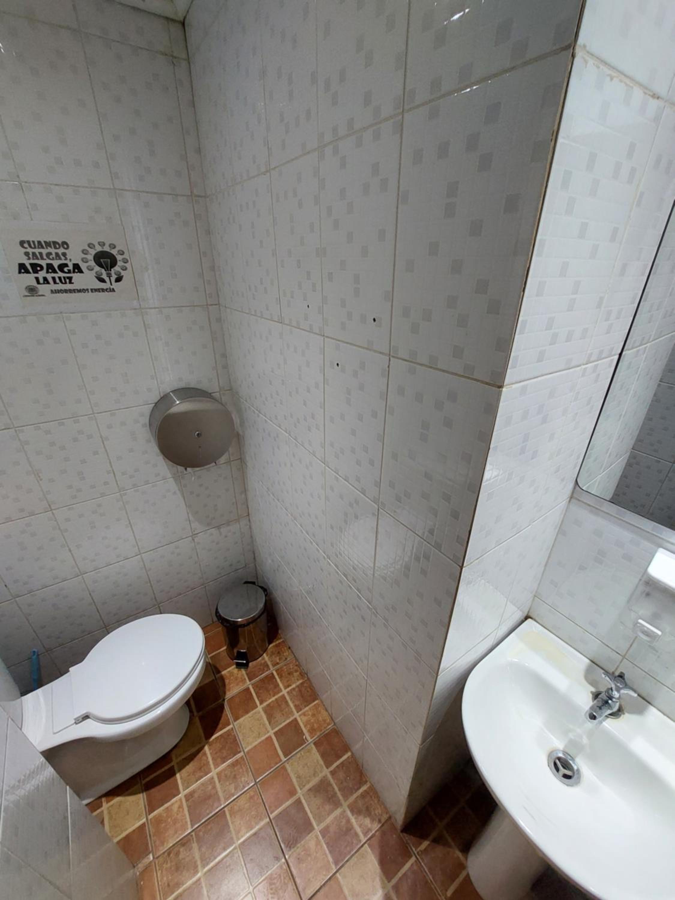 Family Room with exclusive In front bathroom (not into the room) photo 3