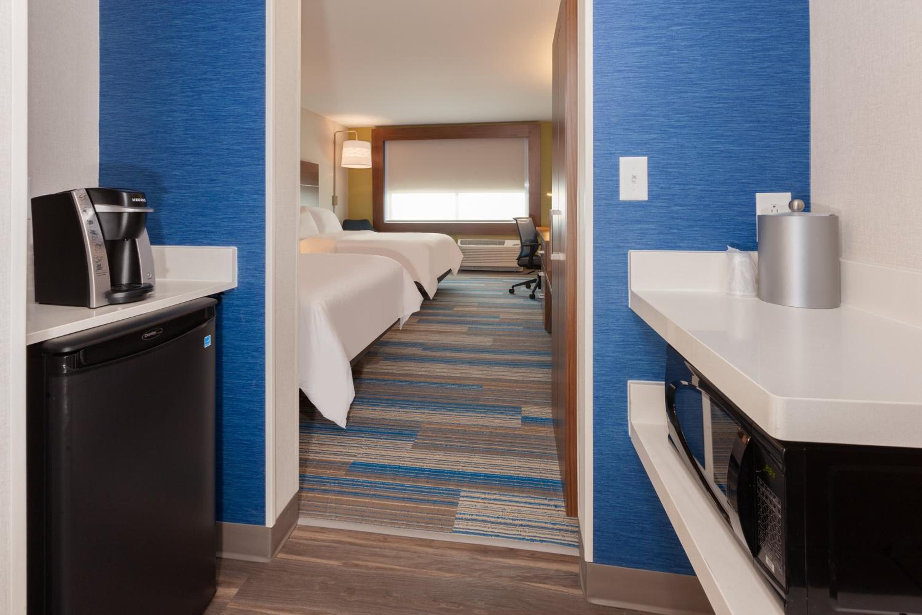 Queen Room with Two Queen Beds - Mobility Access Tub/Non-Smoking - Photo 7
