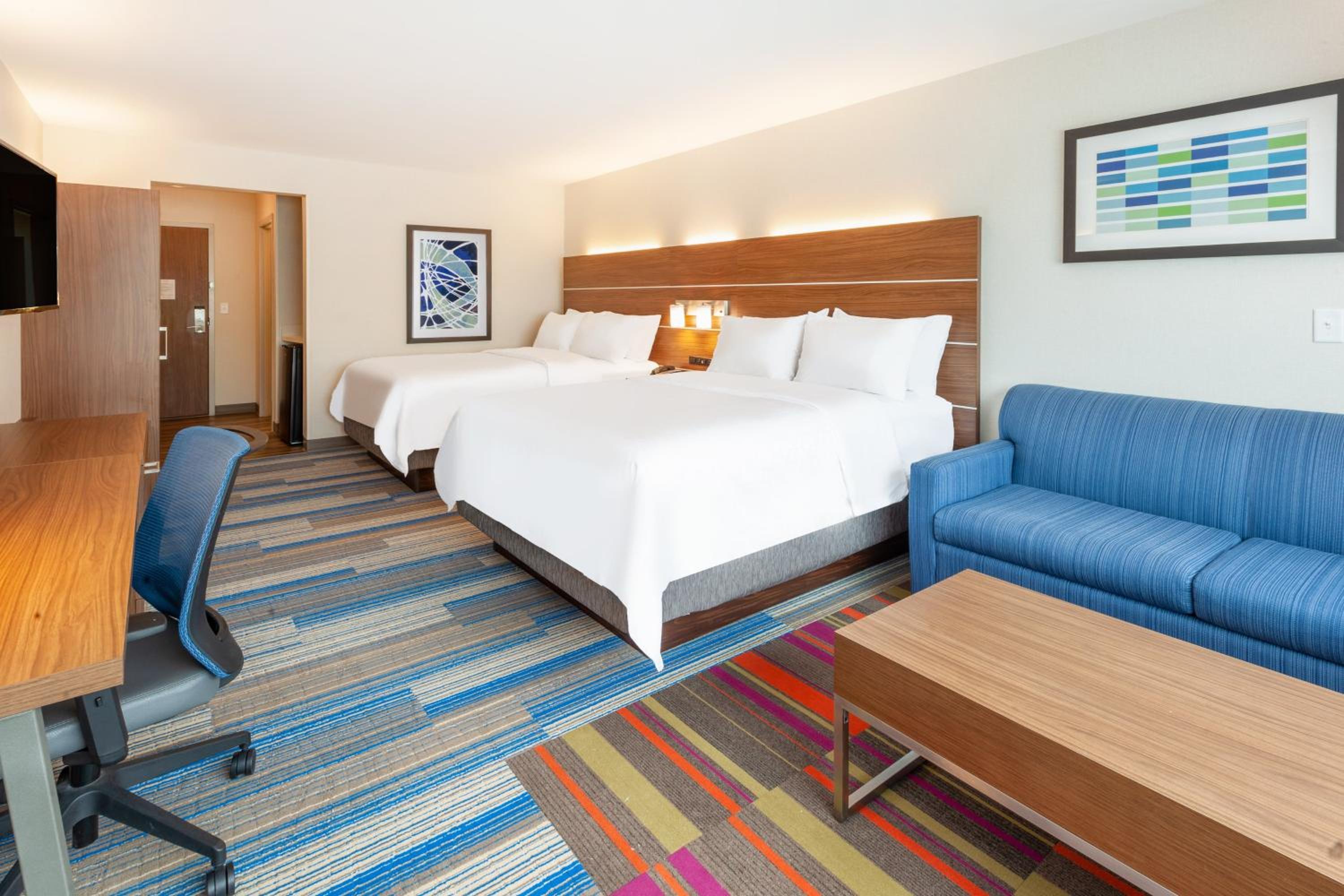 Queen Suite with Two Queen Beds - Photo 3