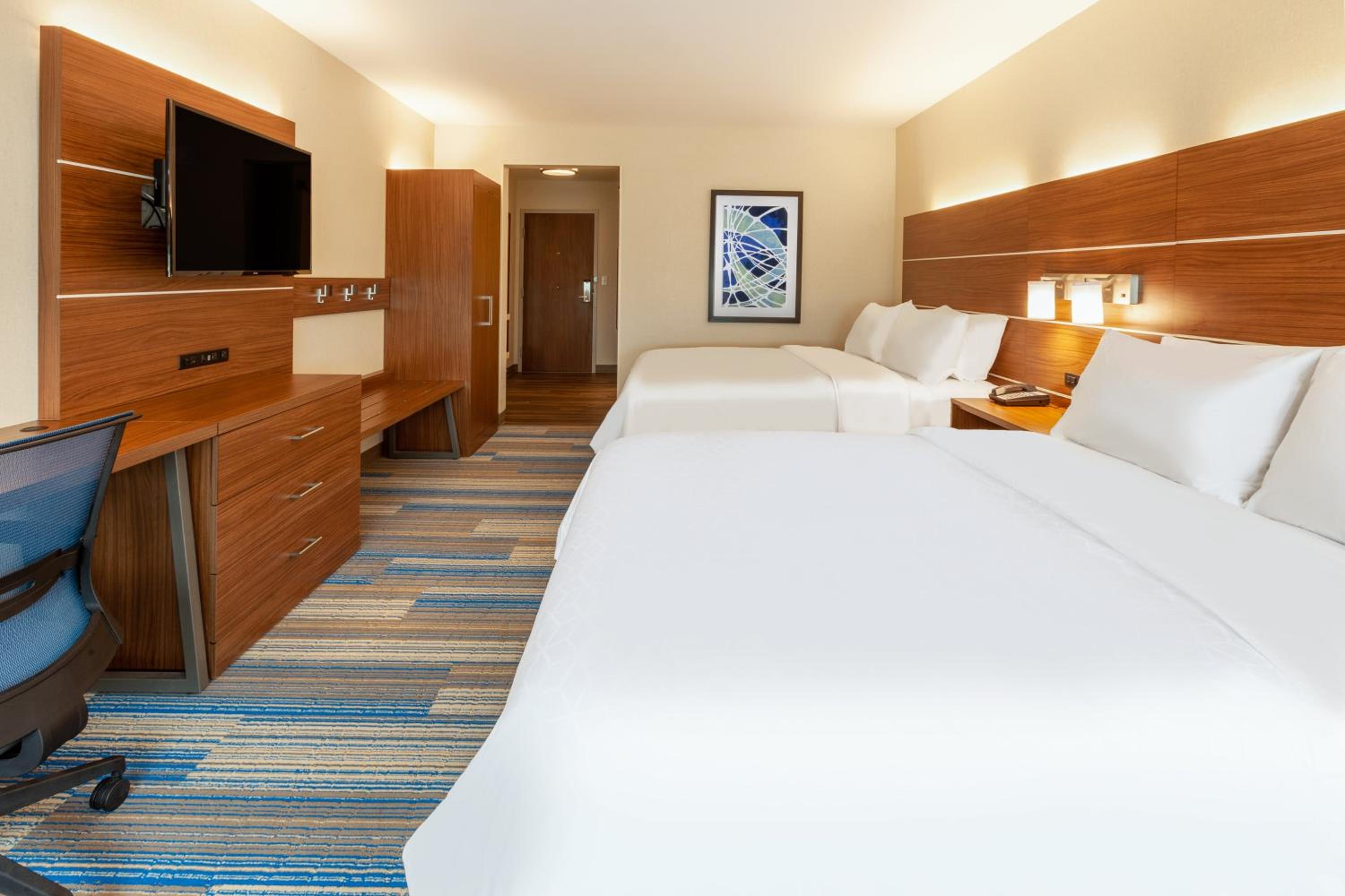 Standard Room with Two Queen Beds - Photo 6