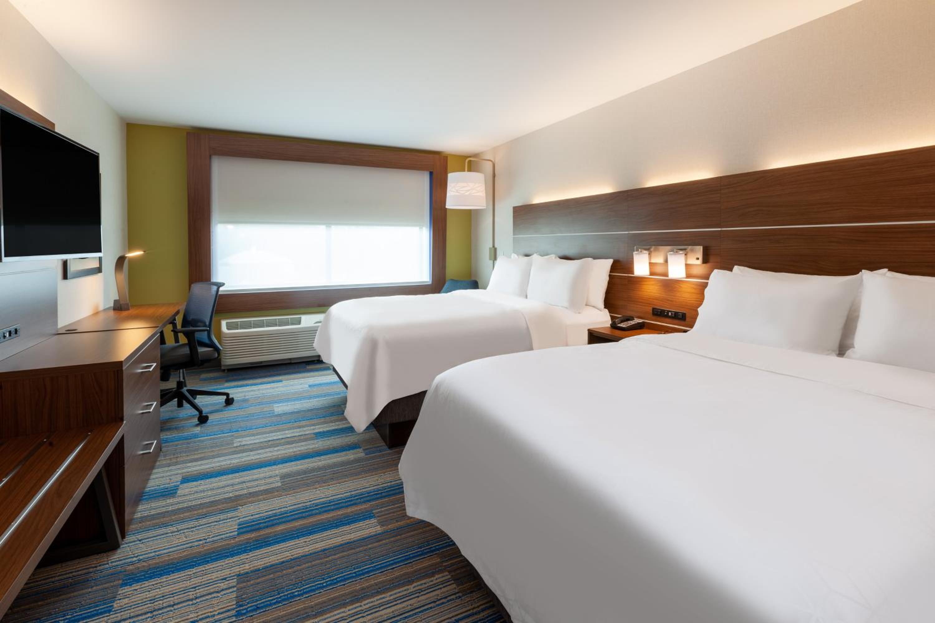 Standard Room with Two Queen Beds - Photo 4