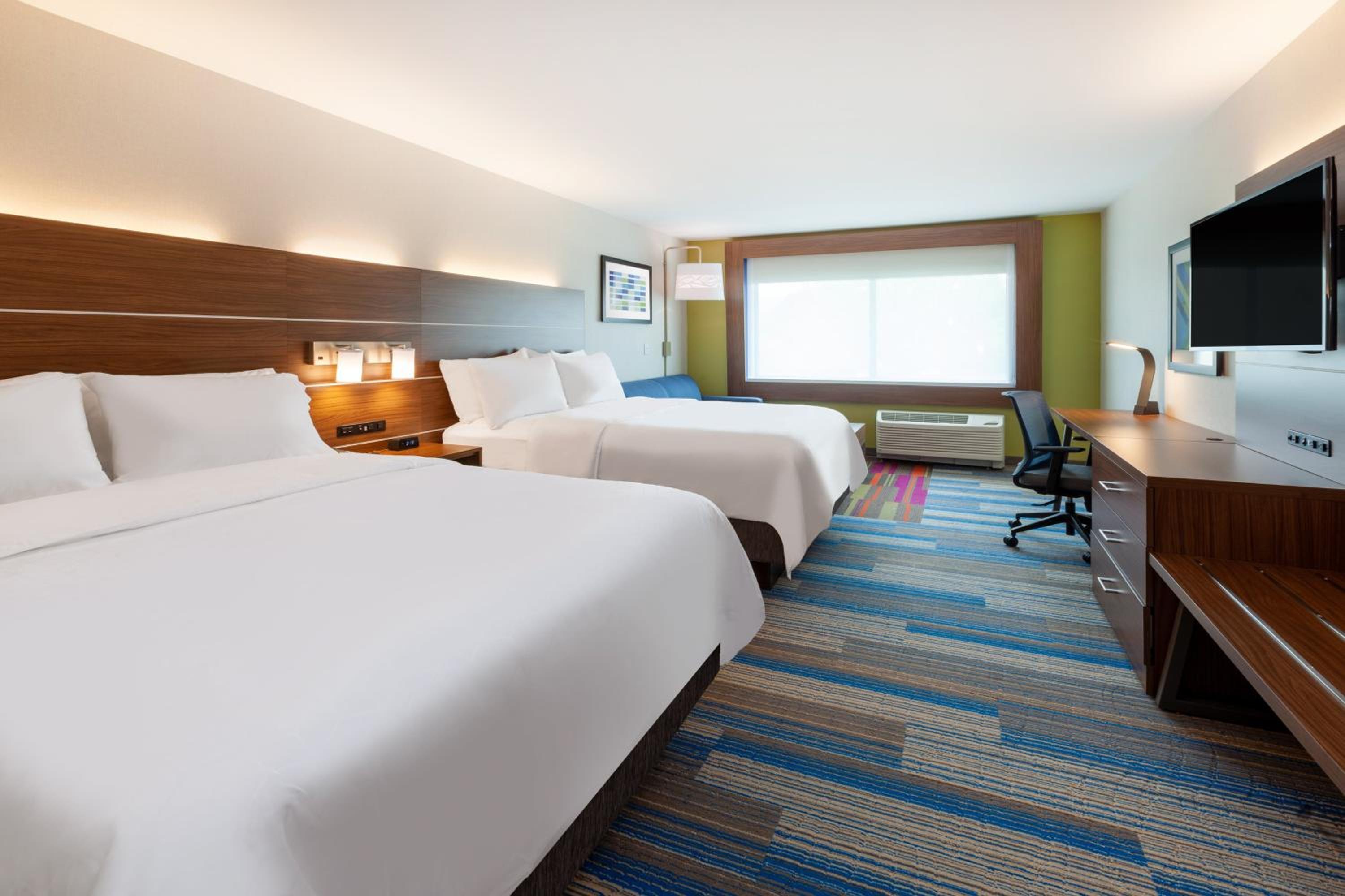 Queen Suite with Two Queen Beds - Photo 4