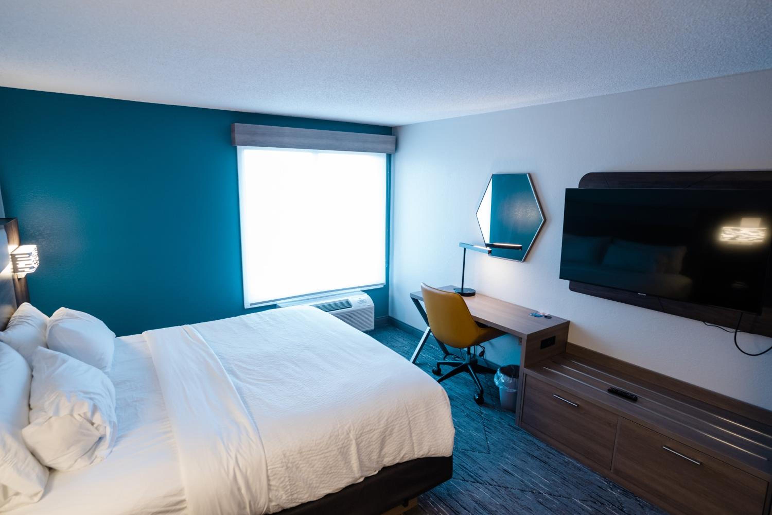 Standard King Room with Sofa Bed - Photo 6
