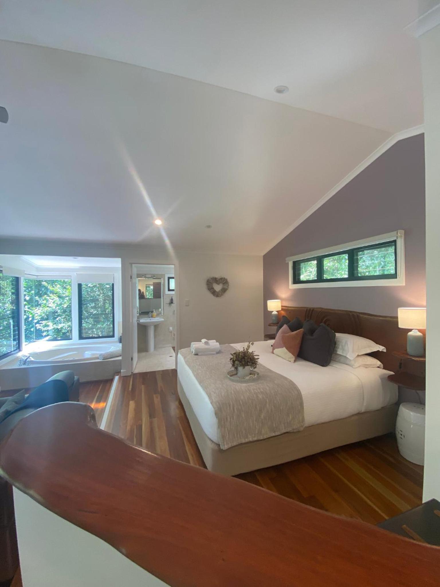 King Suite with Spa Bath photo 2
