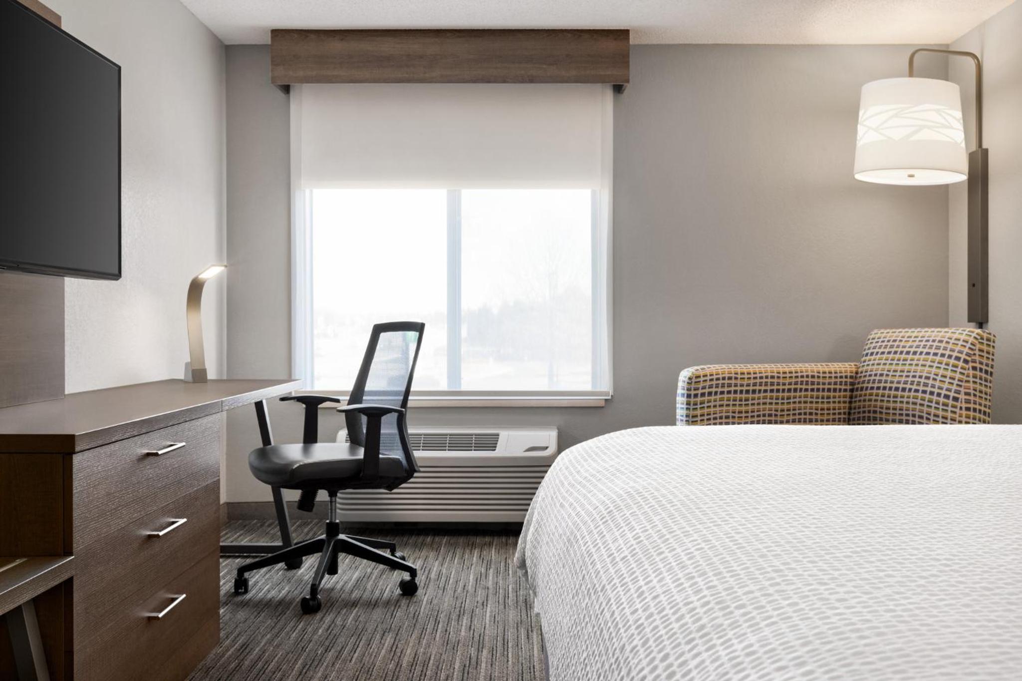 Standard King Room - Photo 7
