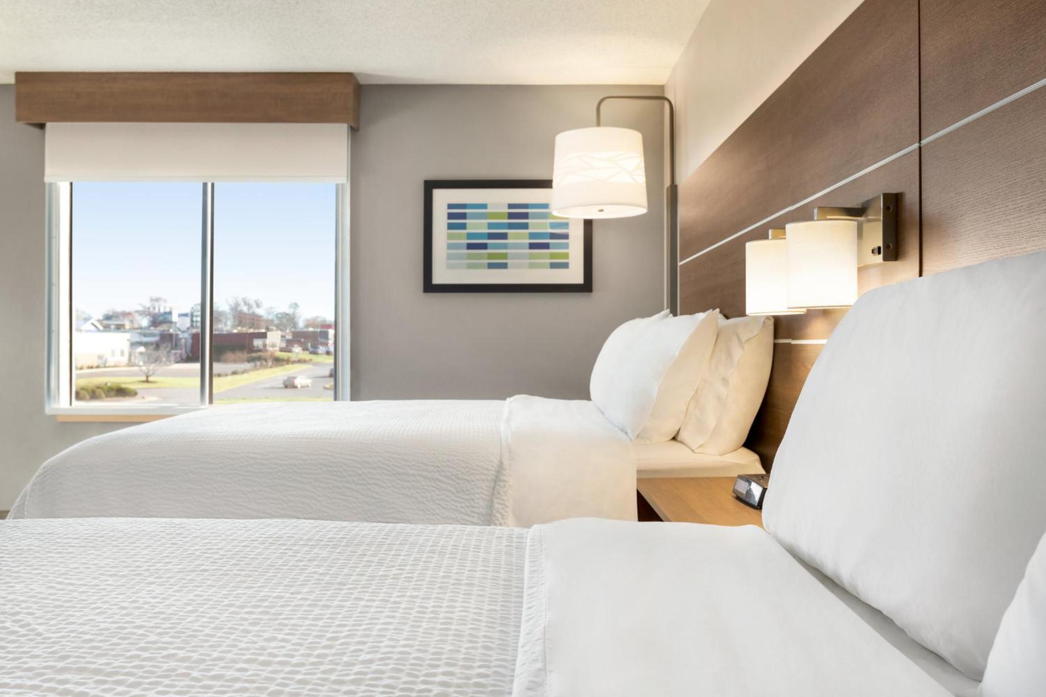 Standard Room with Two Queen Beds - Photo 2