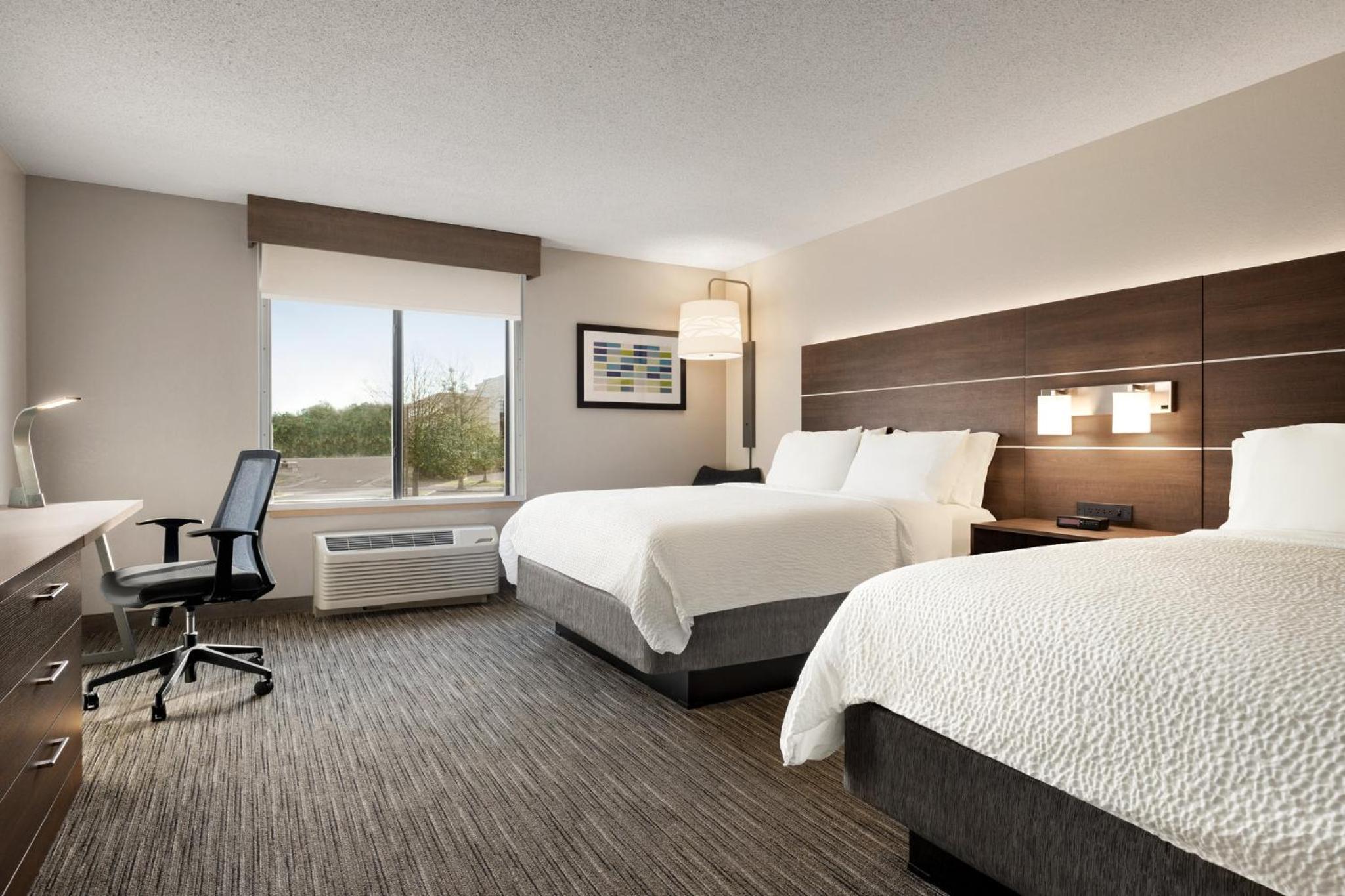 Standard Room with Two Queen Beds - Photo 3