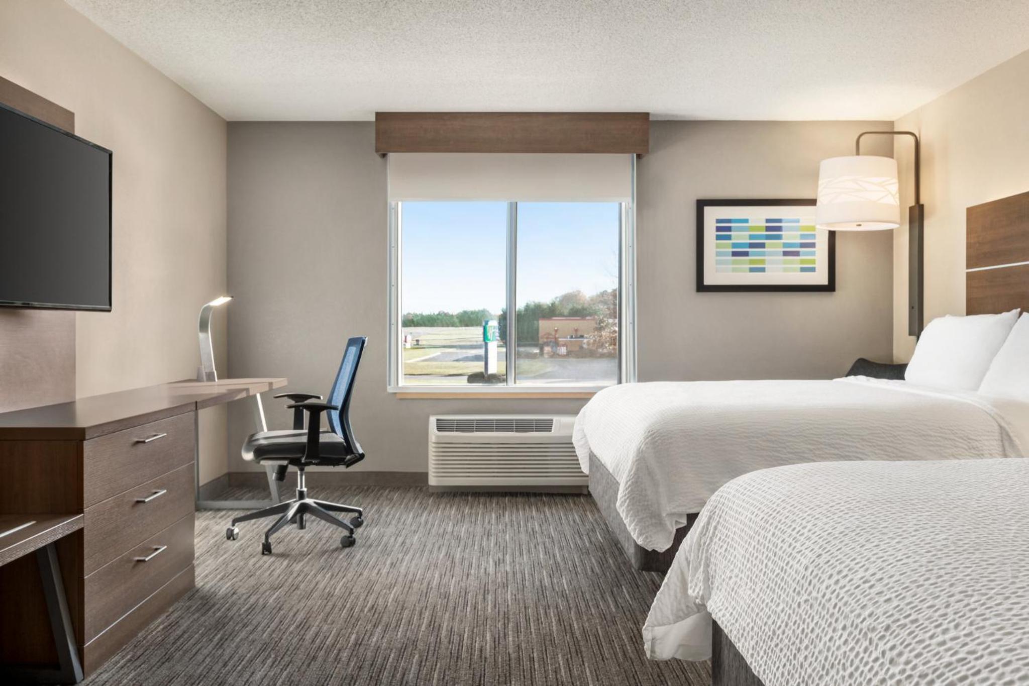 Standard Room with Two Queen Beds - Photo 4