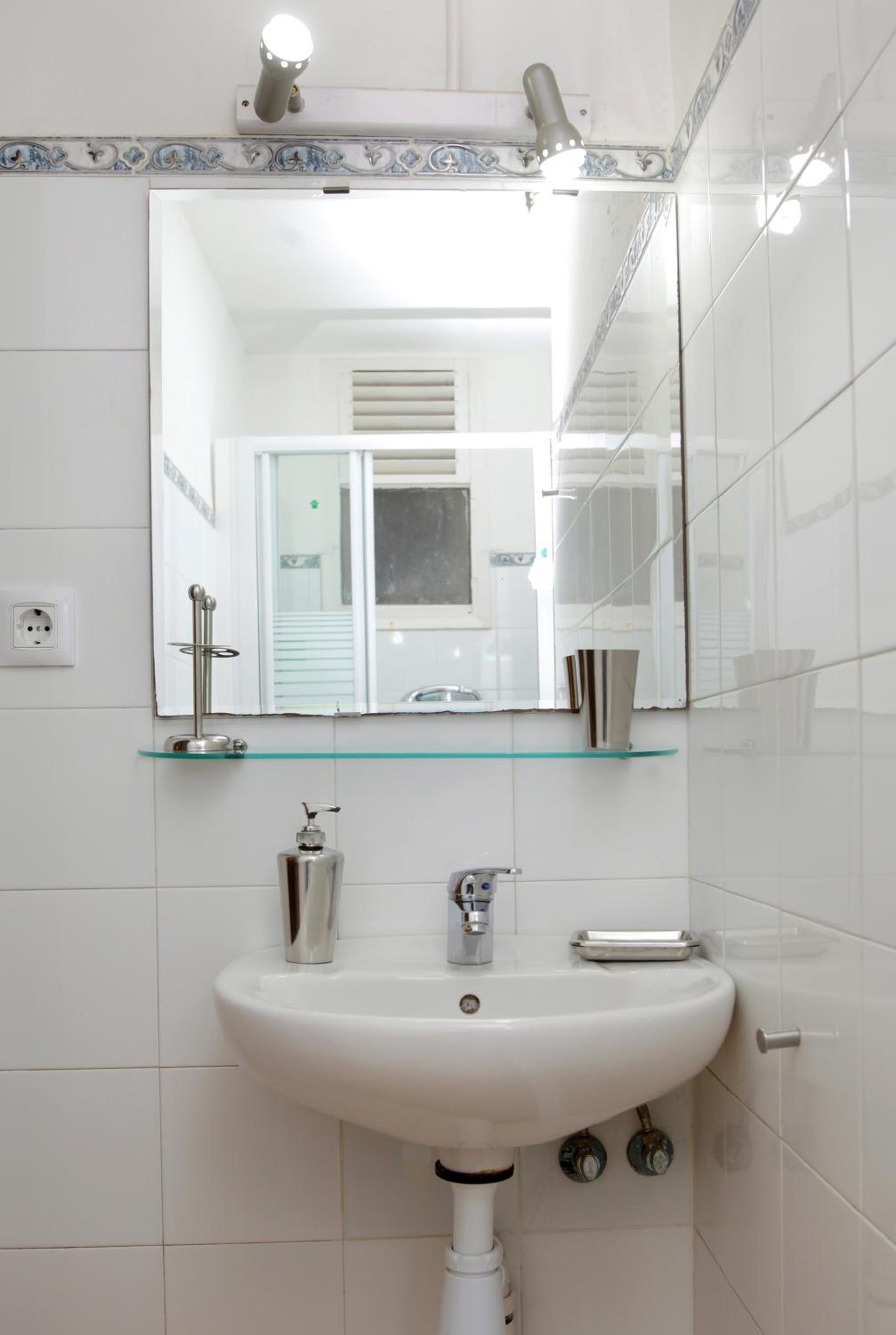 Two-Bedroom Apartment with Balcony and Sagrada Familia Views photo 3