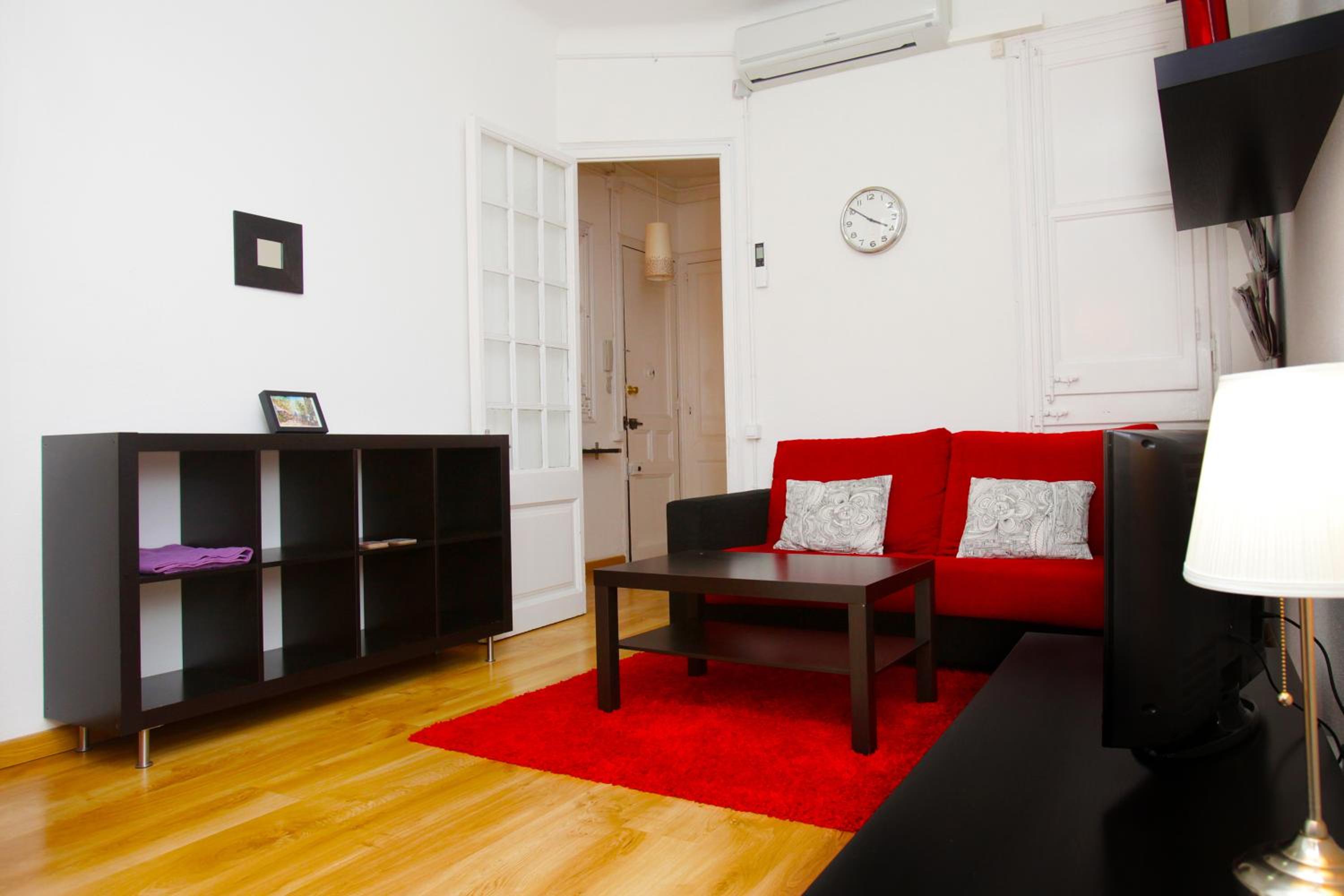 Two-Bedroom Apartment with Balcony and Sagrada Familia Views photo 3