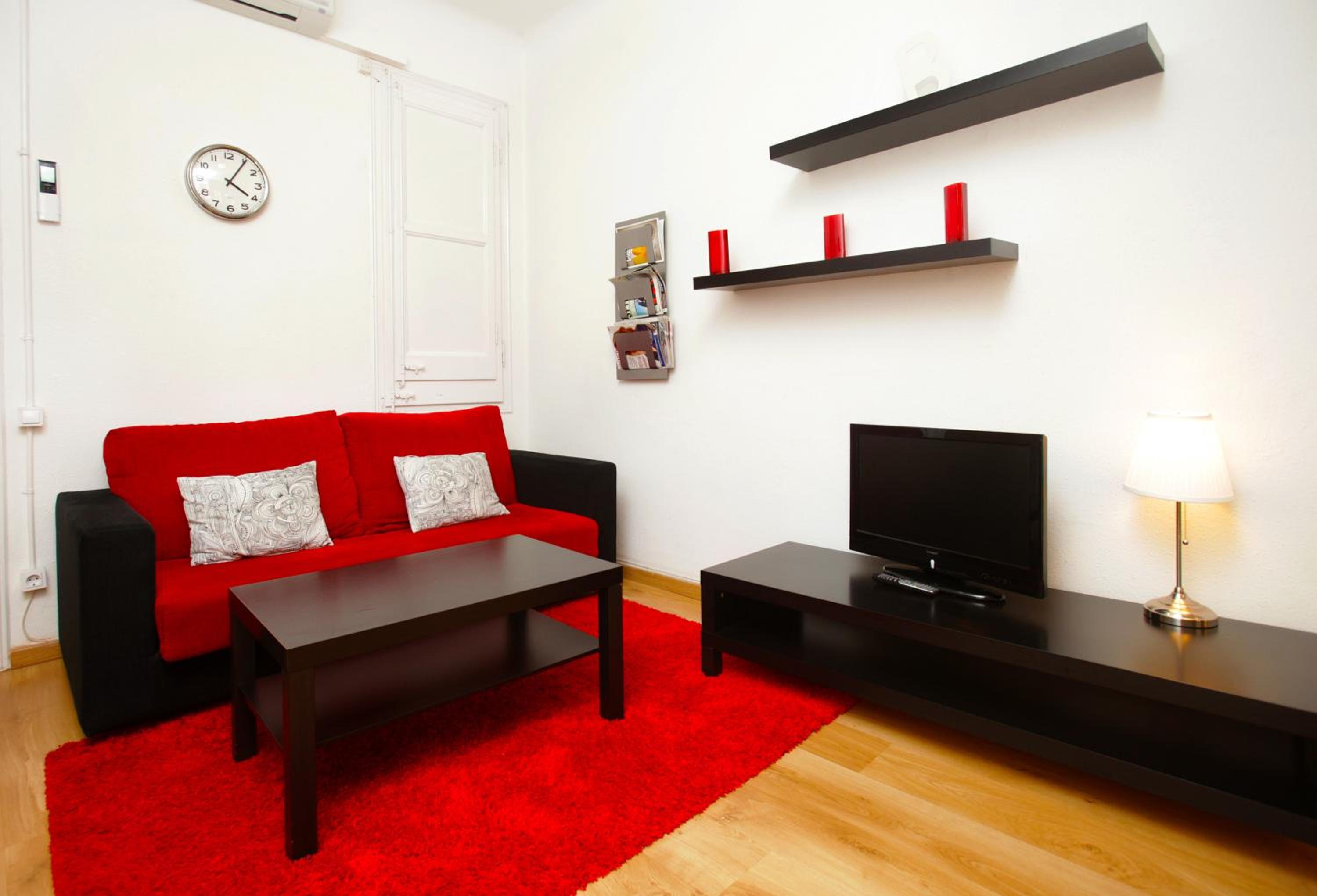 Two-Bedroom Apartment with Balcony and Sagrada Familia Views photo 2