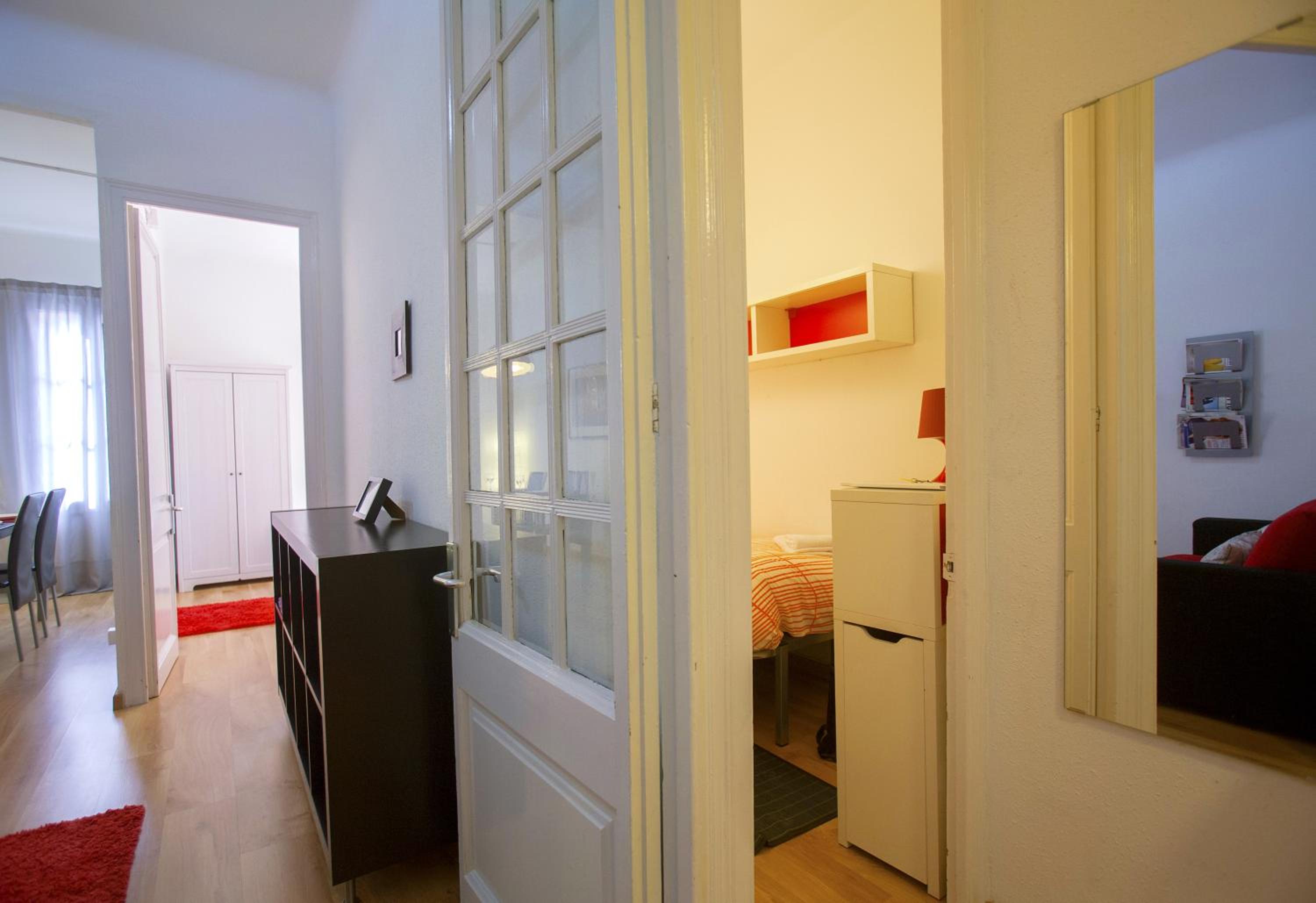 Two-Bedroom Apartment with Balcony and Sagrada Familia Views photo 2