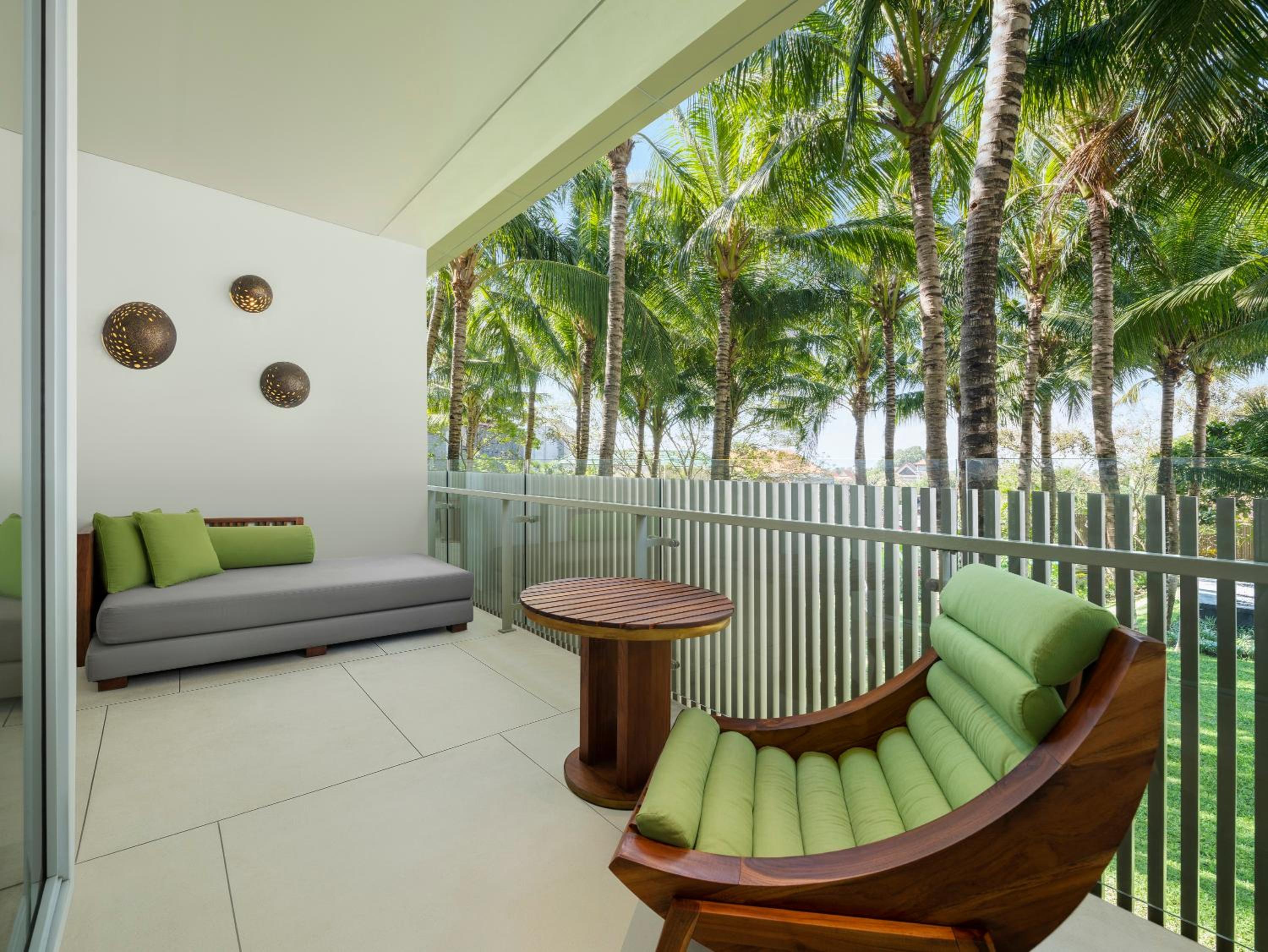 Superior Garden View, Guest room, 1 King, Balcony - Photo 4