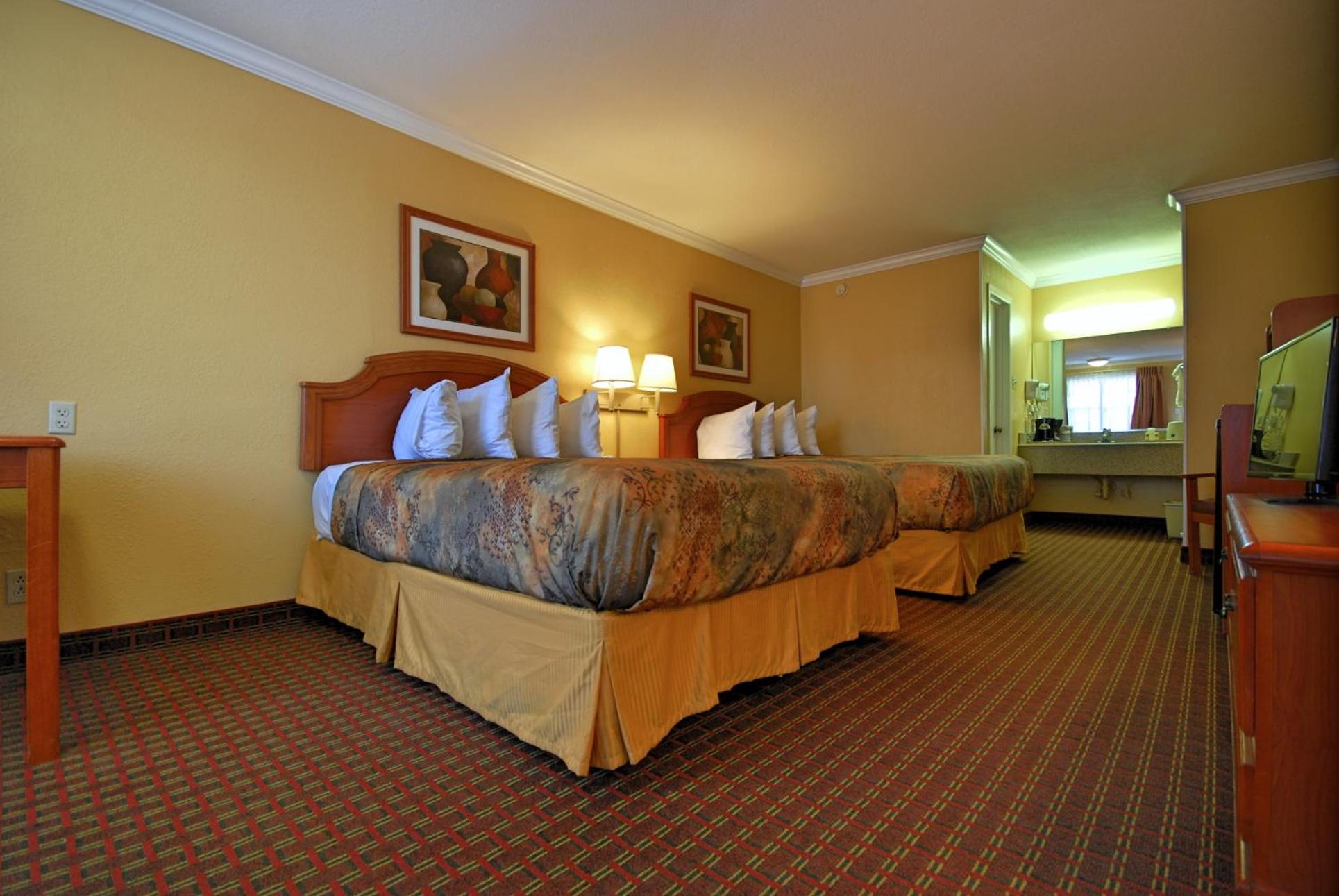 Queen Room photo 1