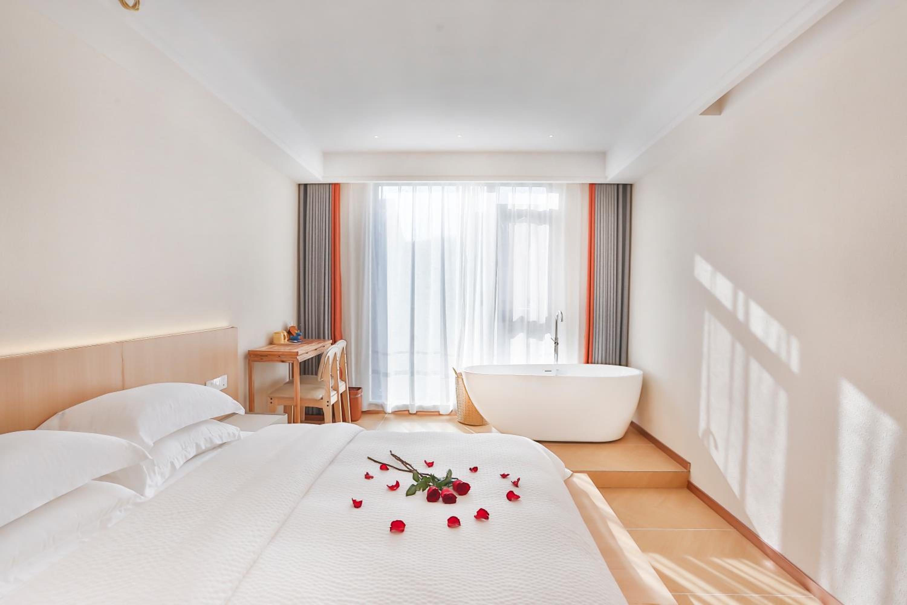 Deluxe Double Room with Bath photo 3
