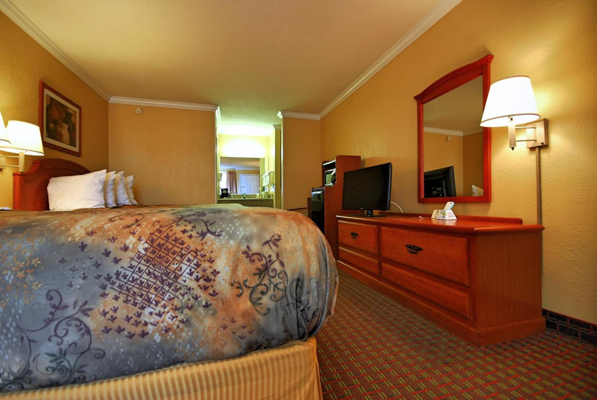 Quadruple Room with Two Queen Beds - Smoking photo 2