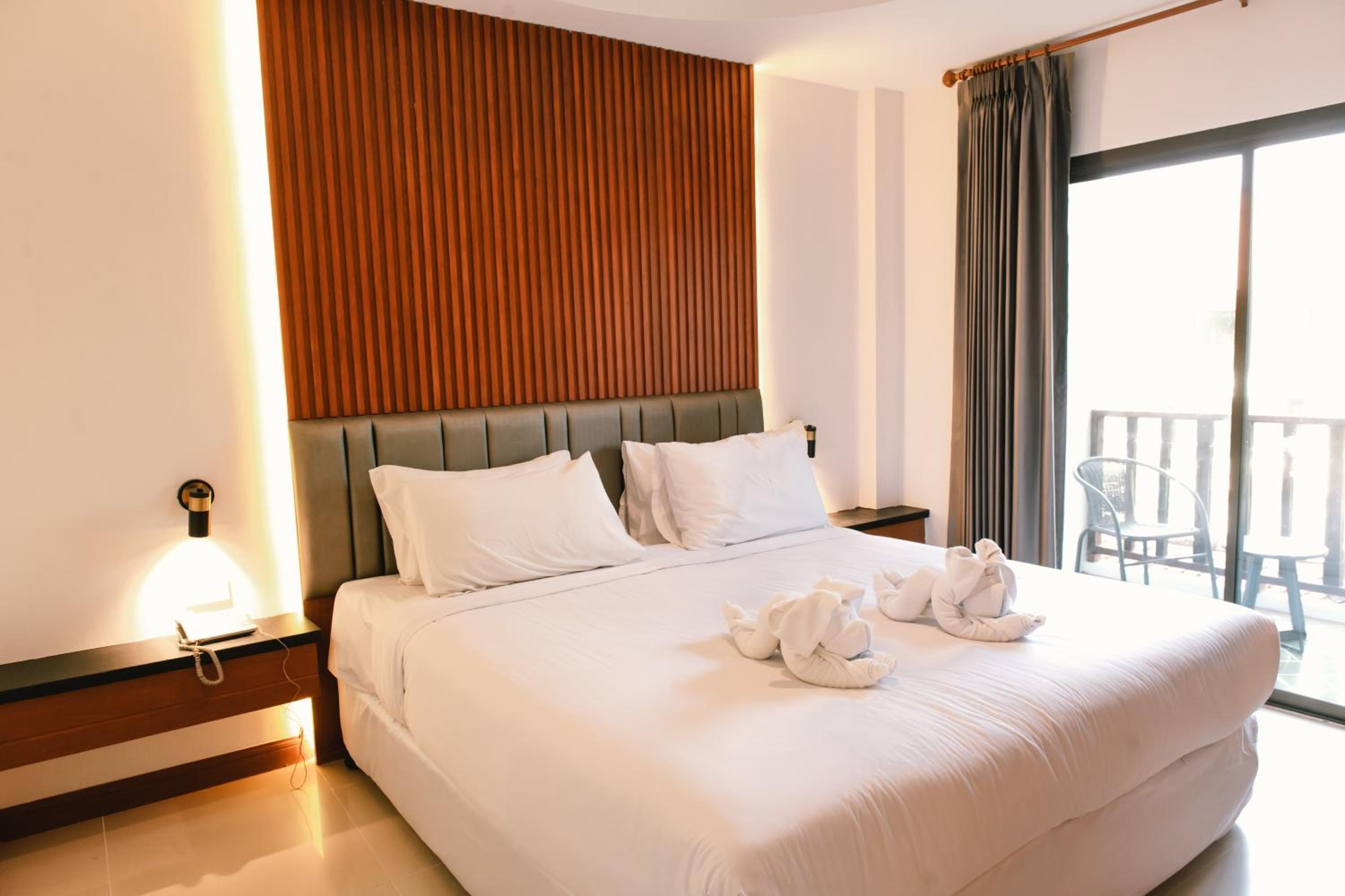 Deluxe Double Room - Photo 9