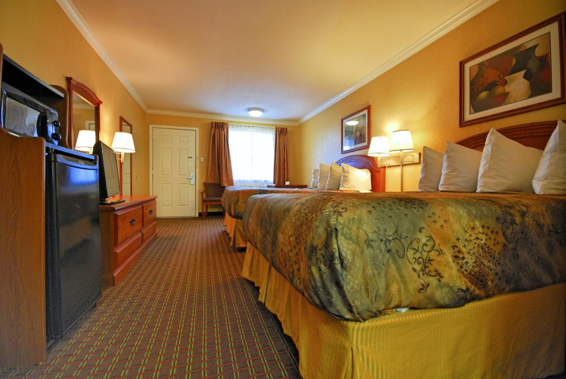 Queen Room photo 2