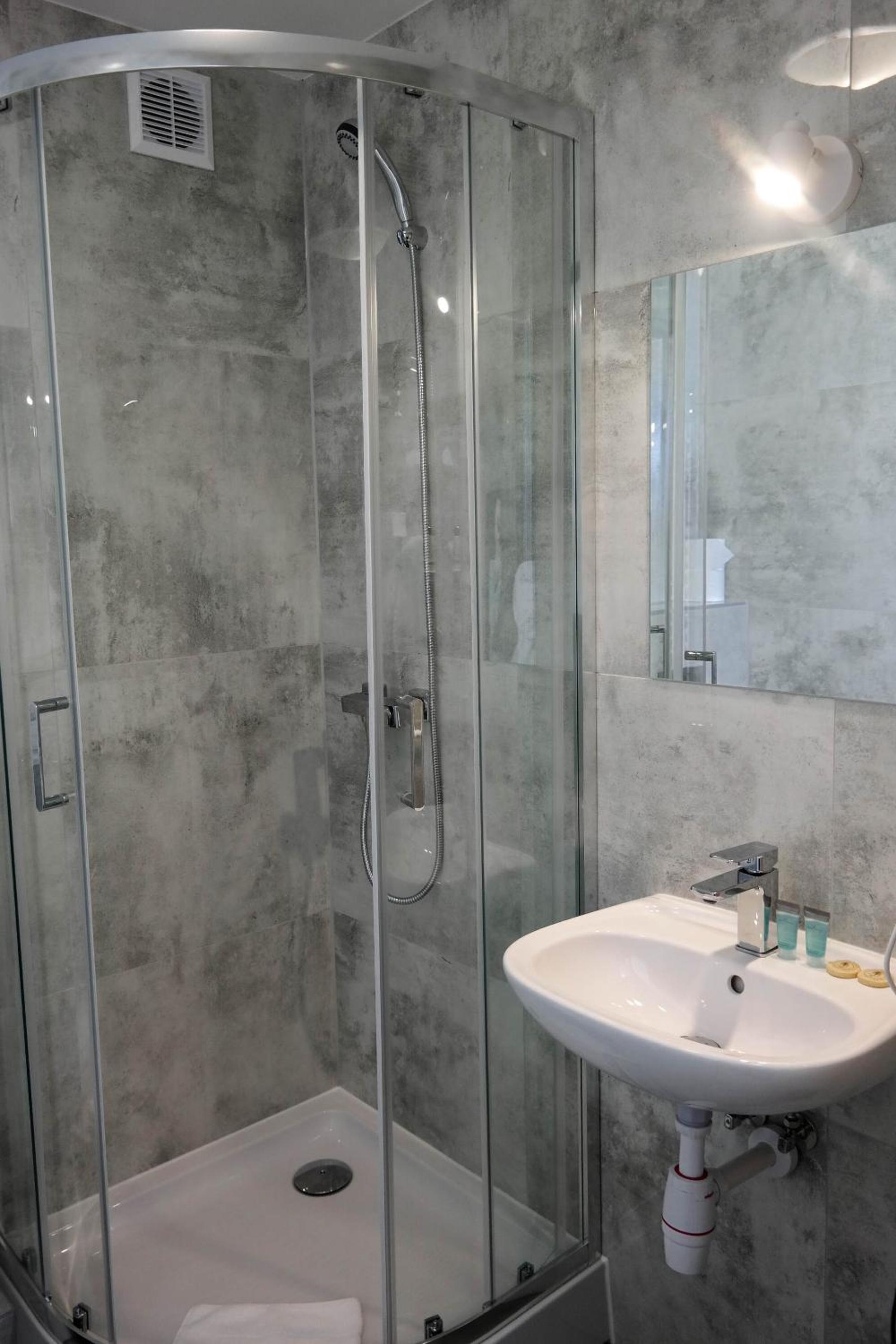 Twin Room with Private Bathroom - Photo 2