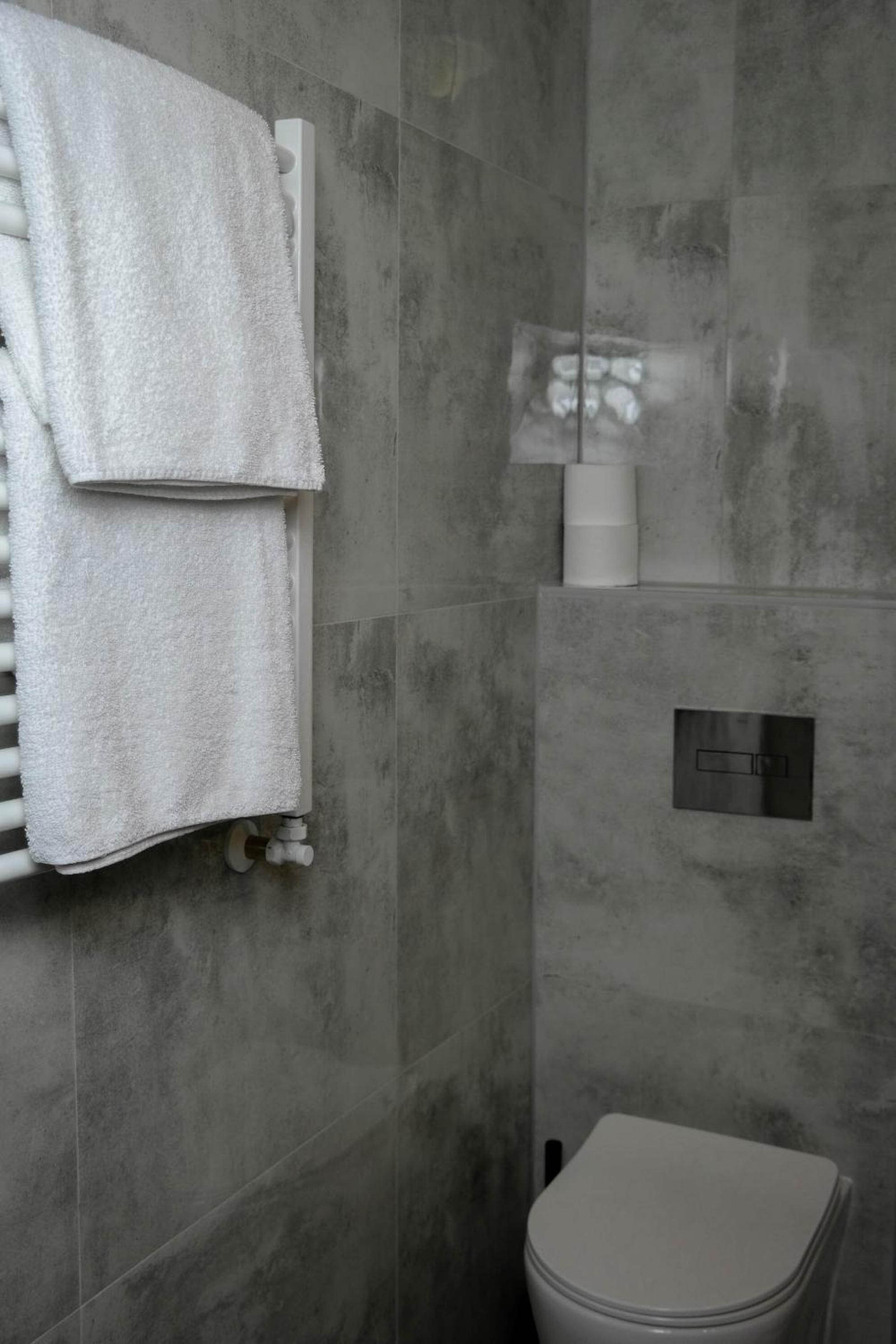 Twin Room with Private Bathroom - Photo 6