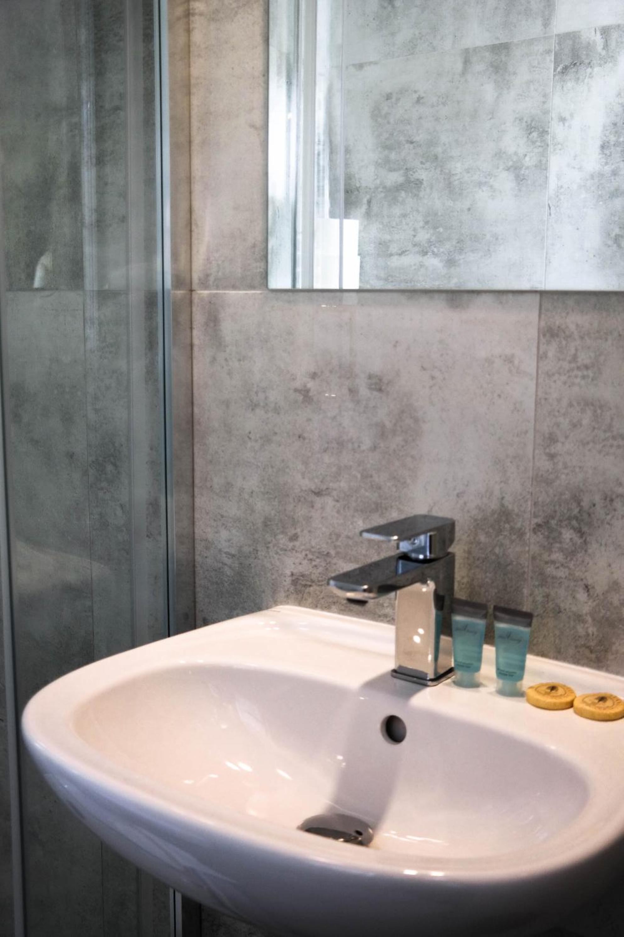 Twin Room with Private Bathroom - Photo 8