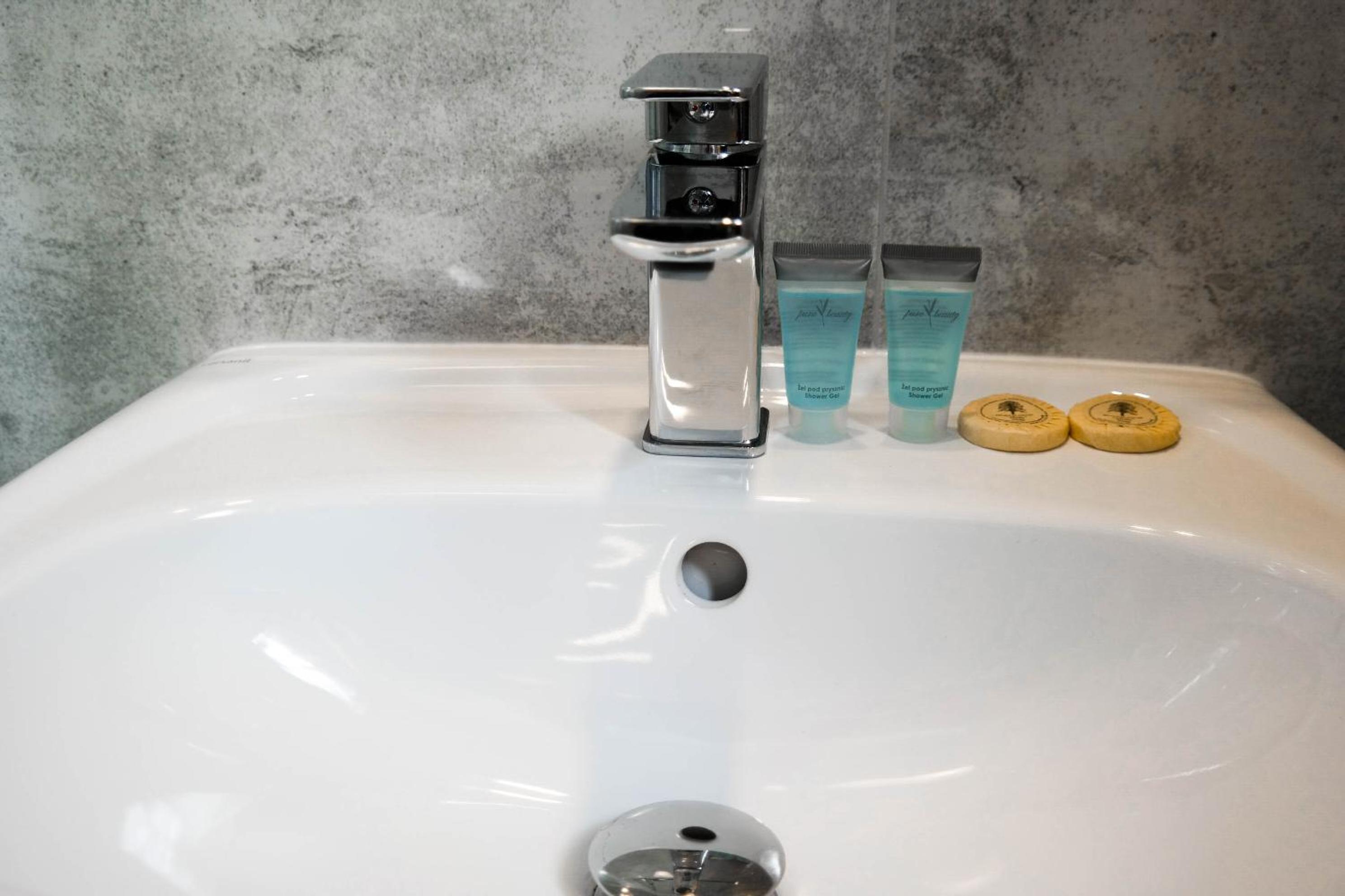Twin Room with Private Bathroom - Photo 14