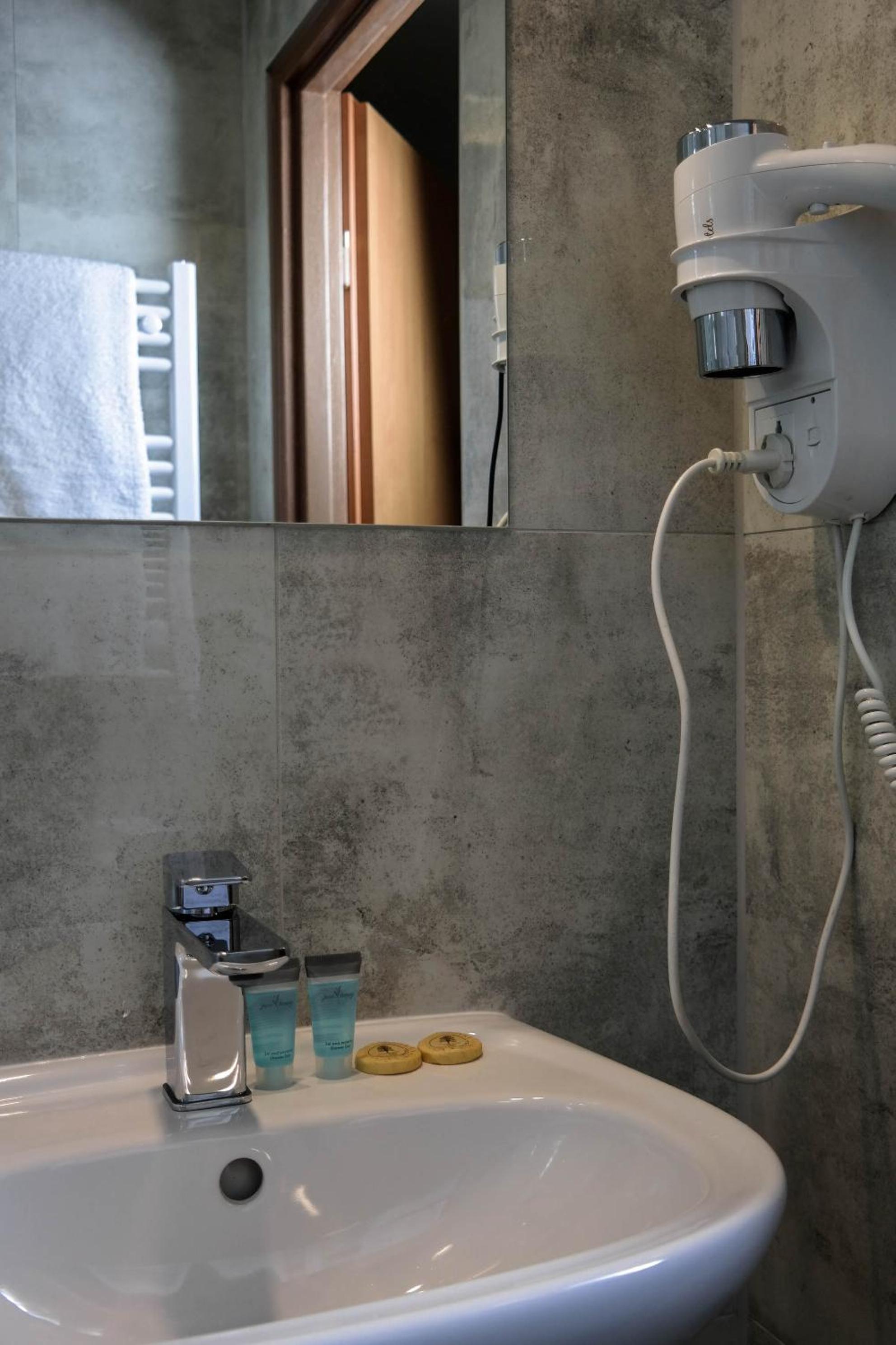Twin Room with Private Bathroom - Photo 5