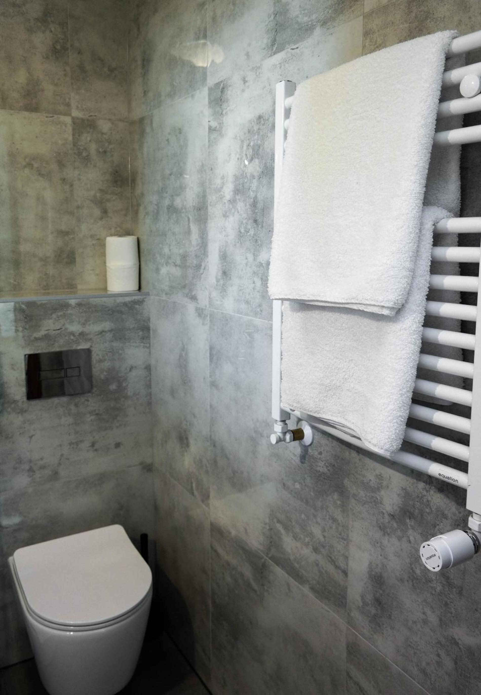 Twin Room with Private Bathroom - Photo 12