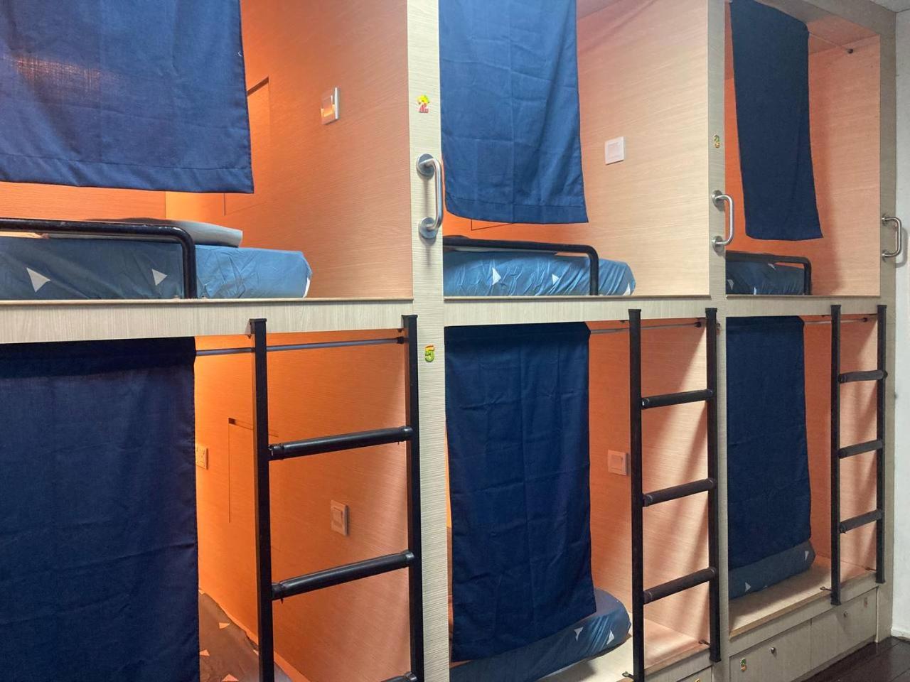 Single Bed in Mixed Dormitory Room
