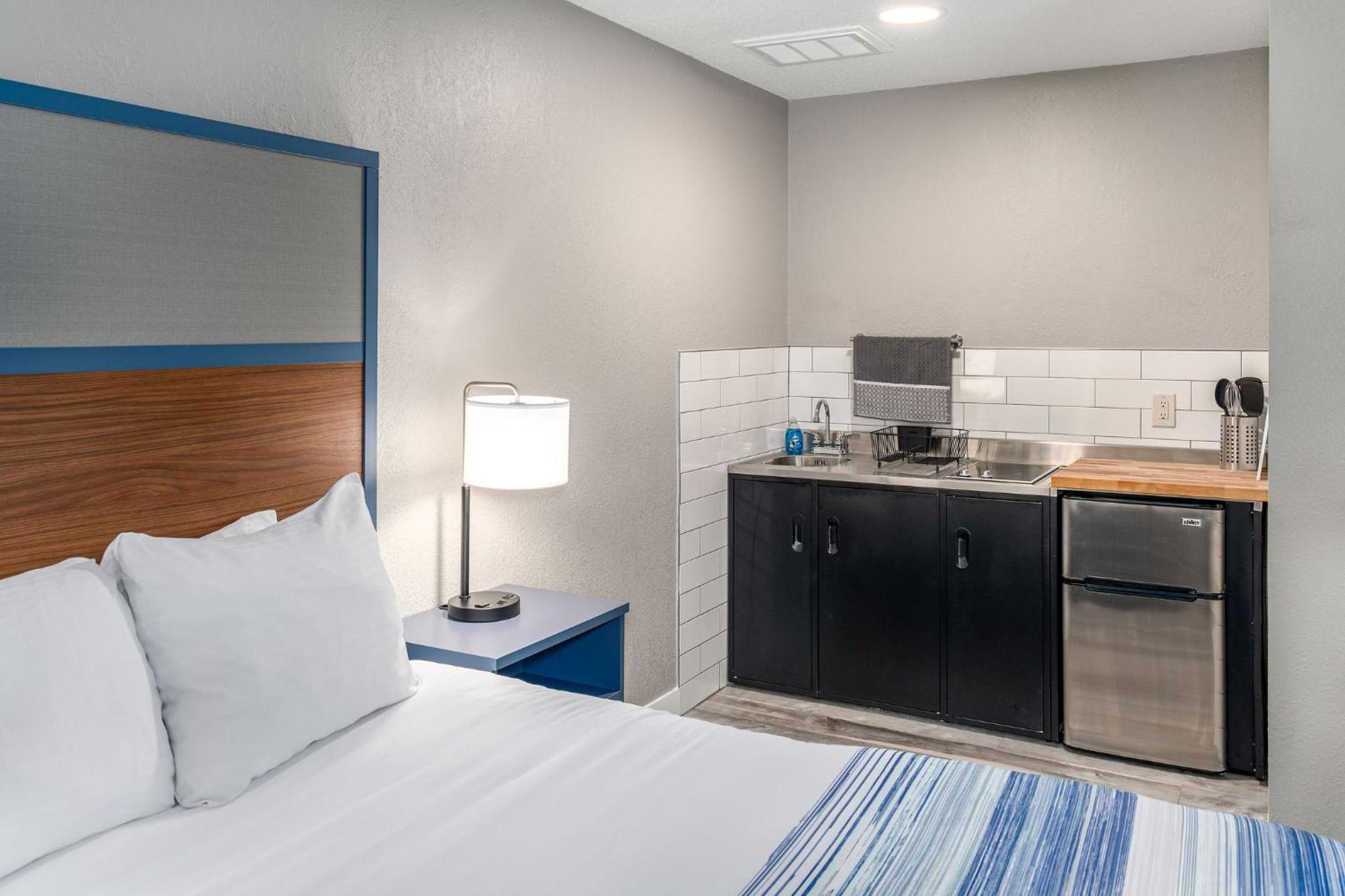 Deluxe Queen Room - Non-Smoking - Photo 6