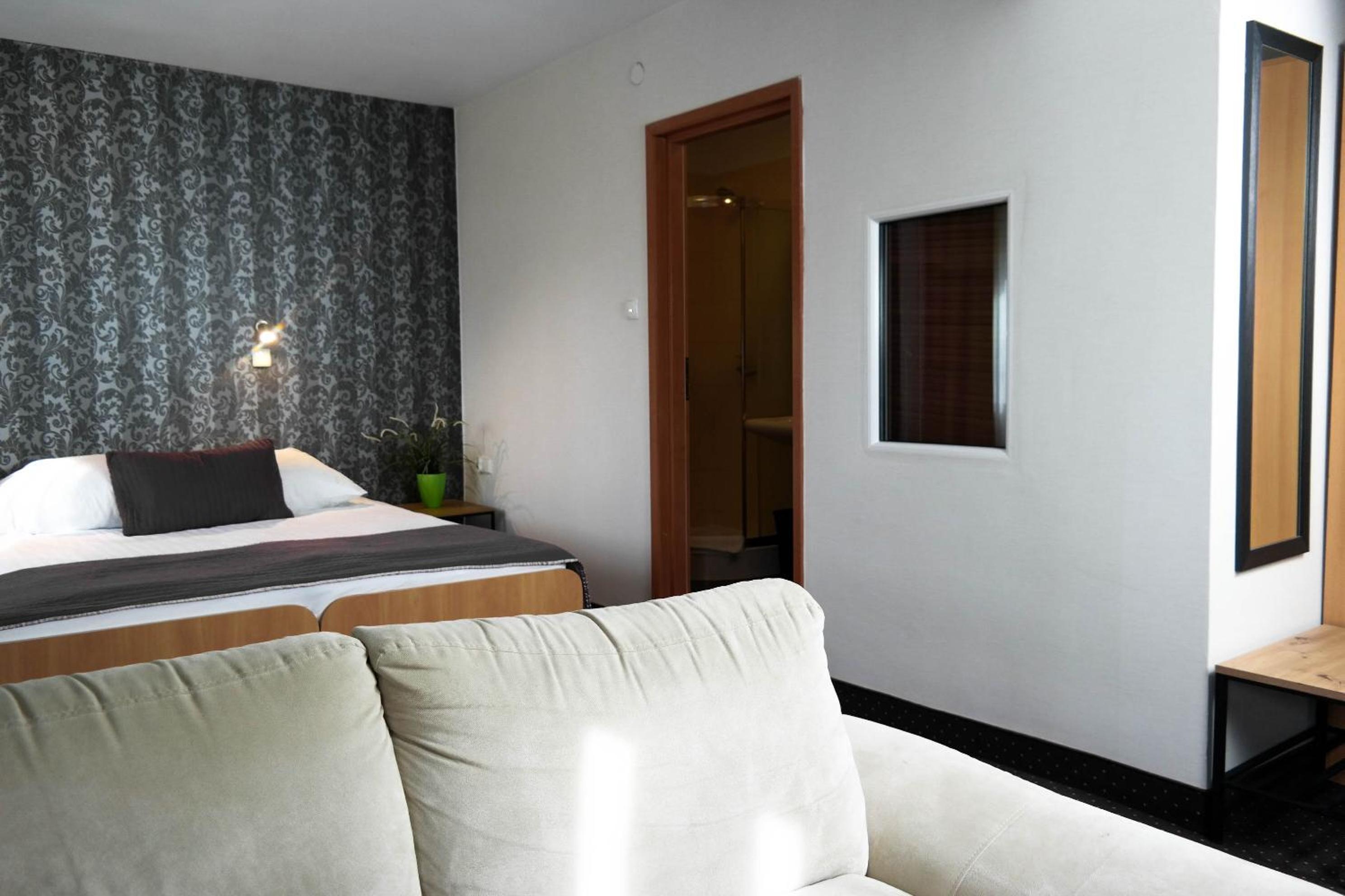 Suite - Photo 1