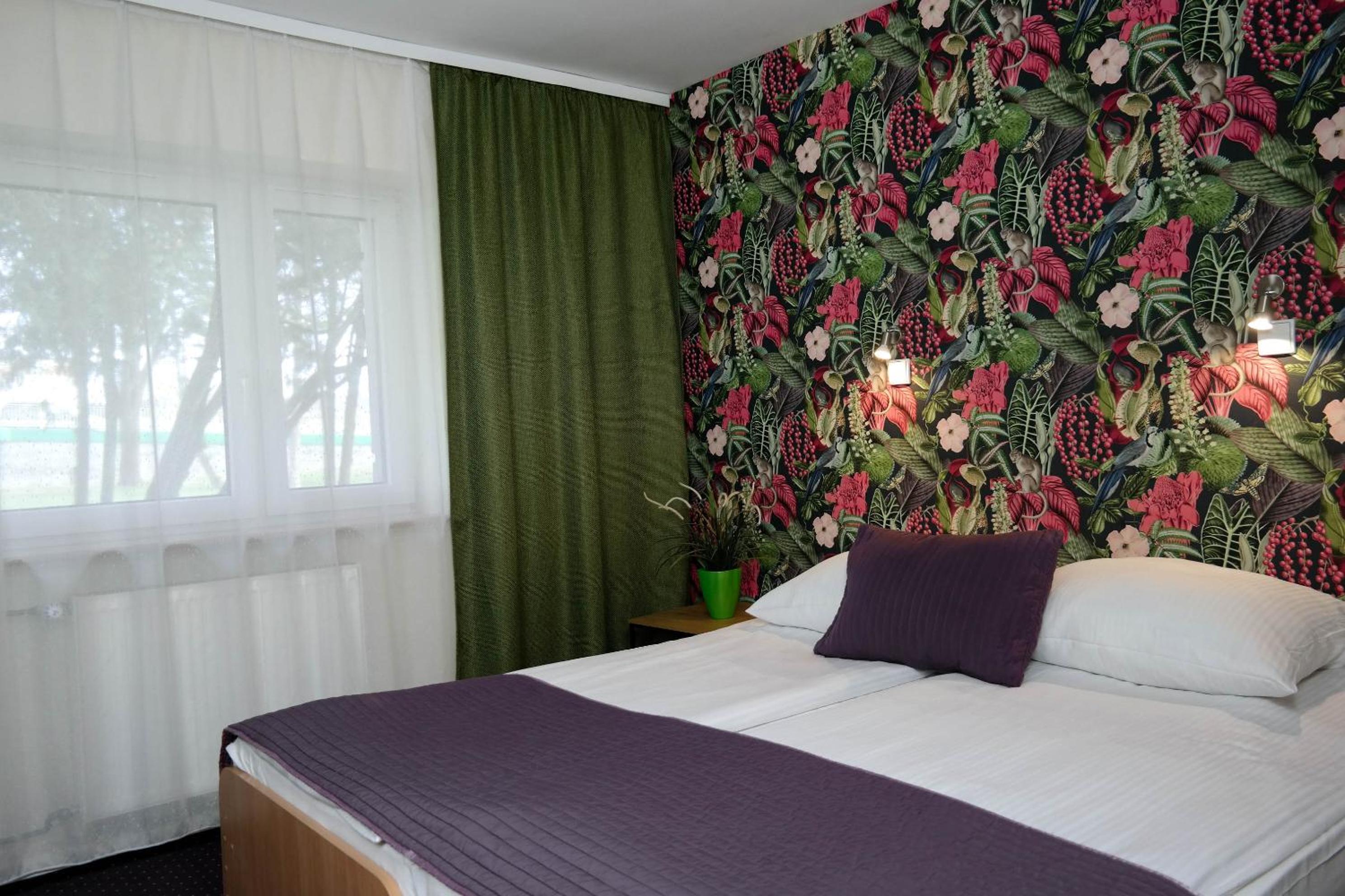Twin Room with Private Bathroom - Photo 9