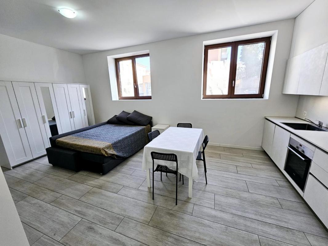 One-Bedroom Apartment photo 3