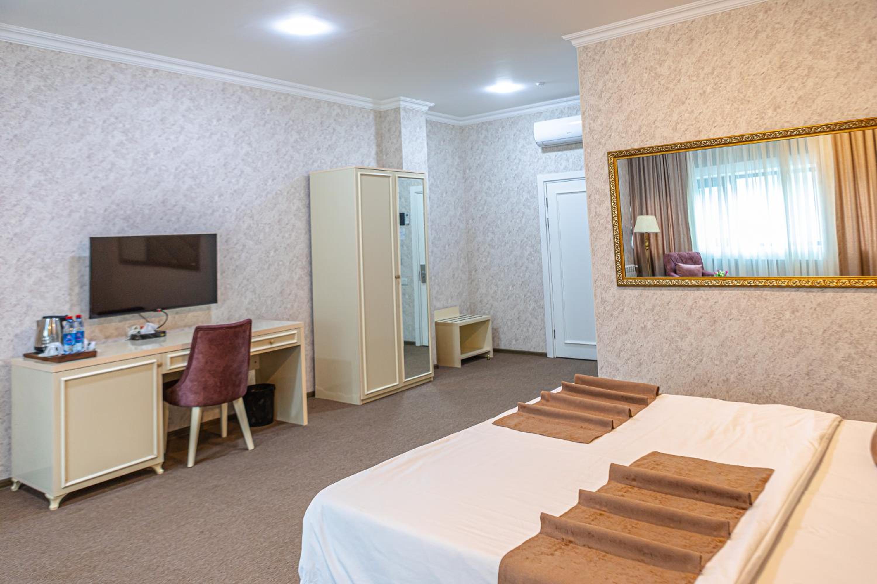 Deluxe Double or Twin Room with City View - Photo 24