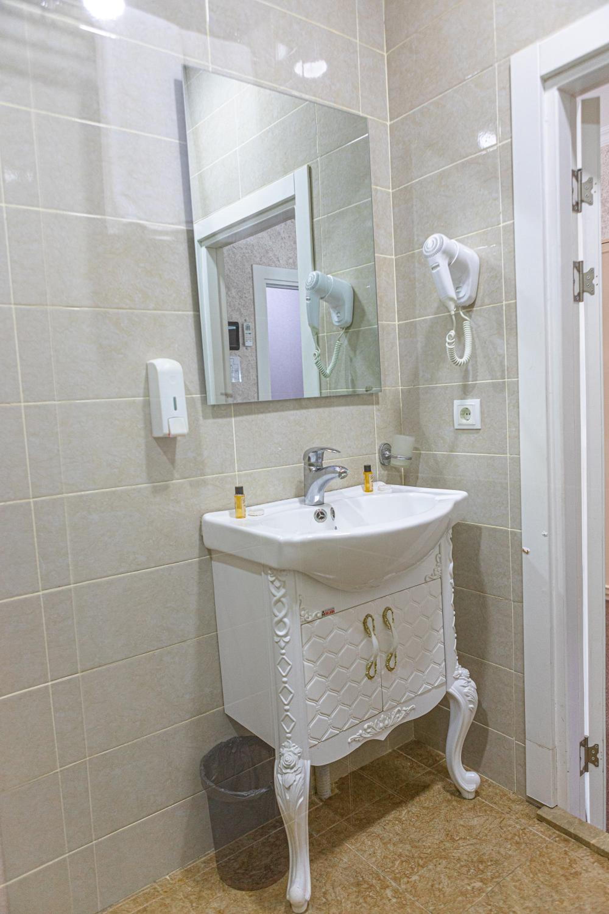 Deluxe Double or Twin Room with City View - Photo 43