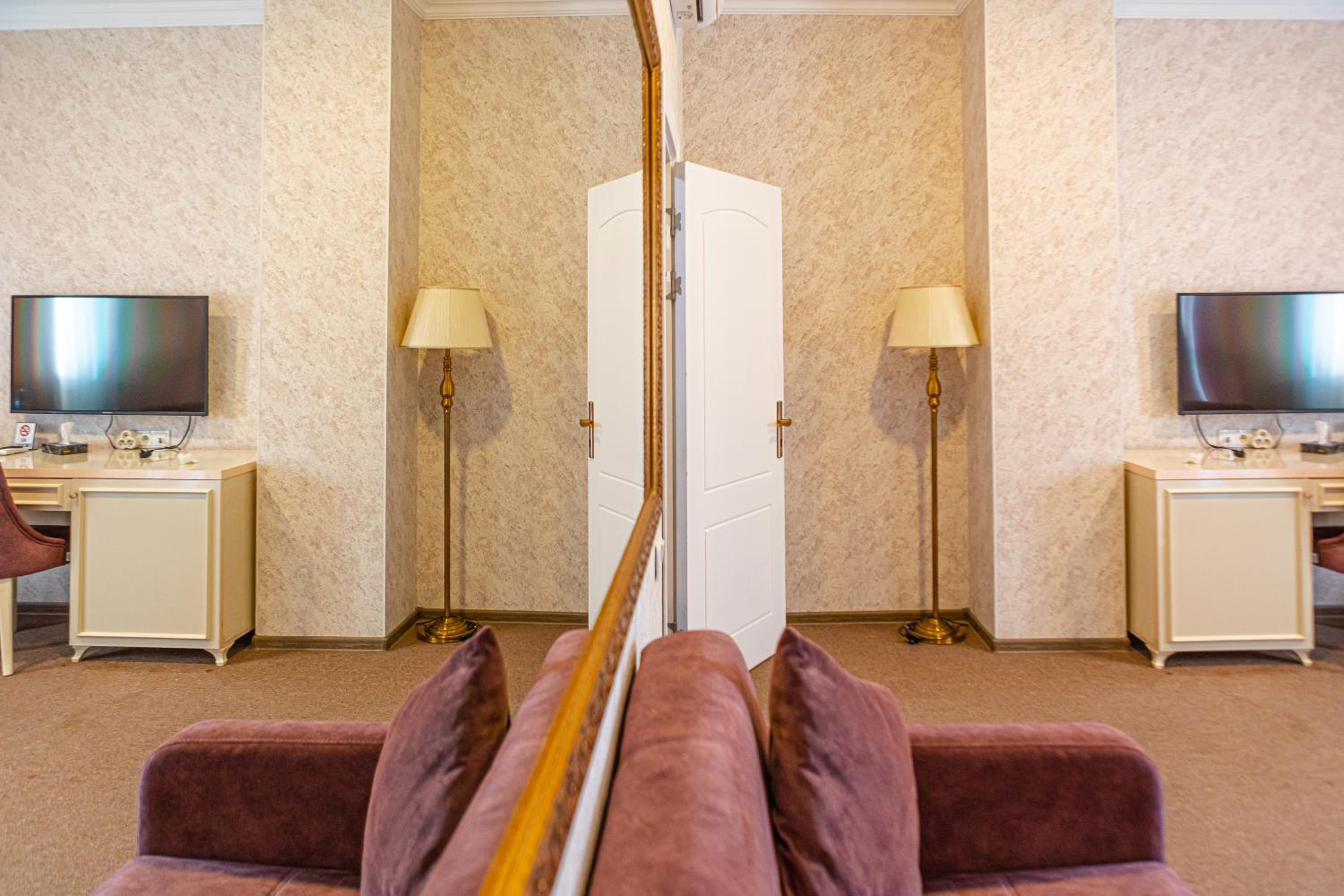 Deluxe Double or Twin Room with City View - Photo 2