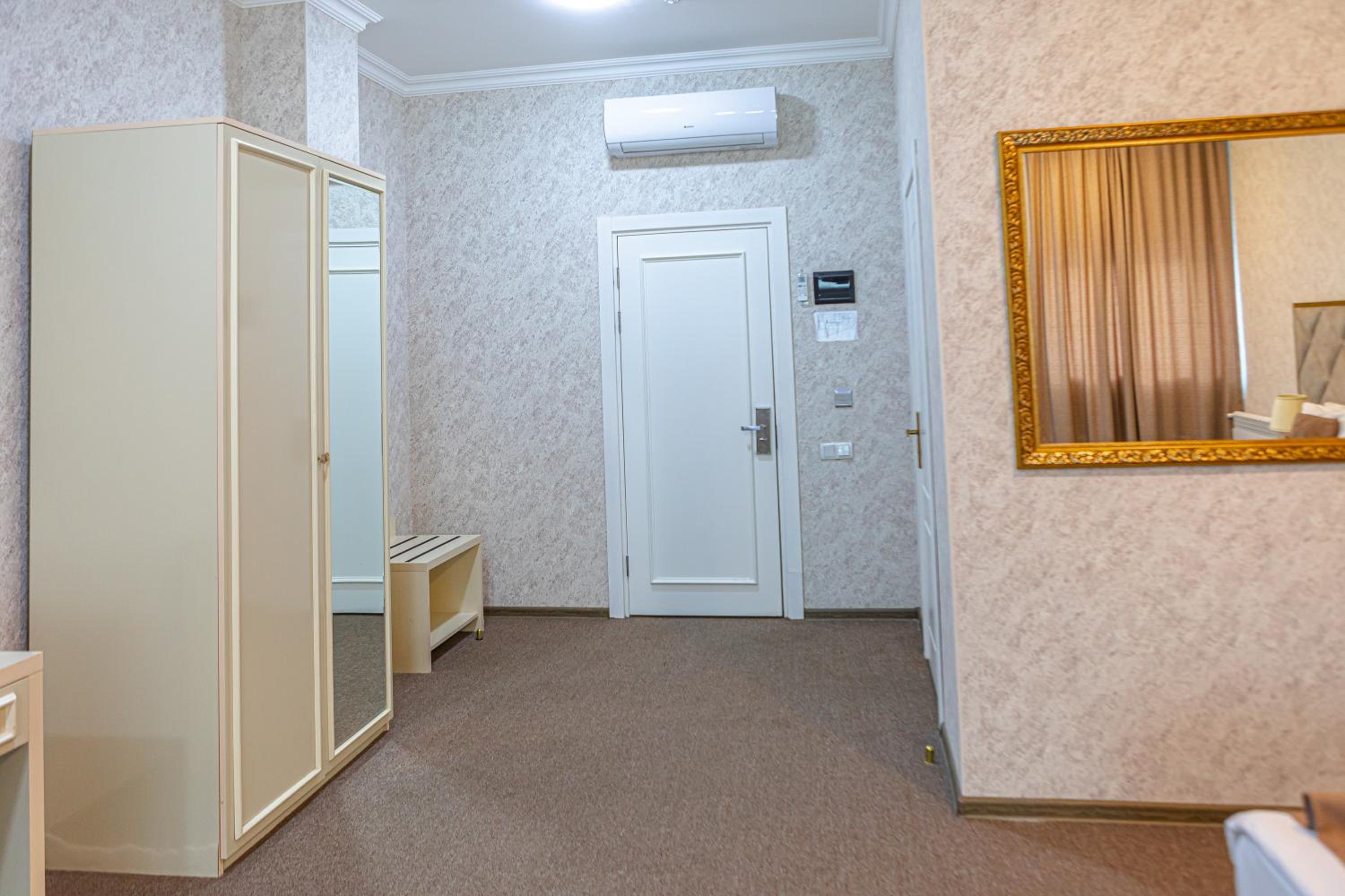 Deluxe Double or Twin Room with City View - Photo 6