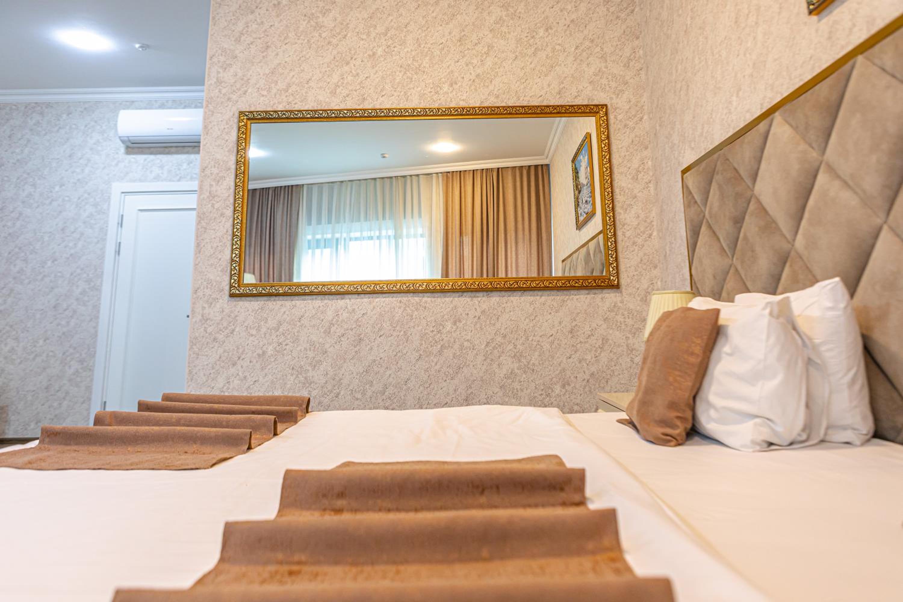 Deluxe Double or Twin Room with City View - Photo 22