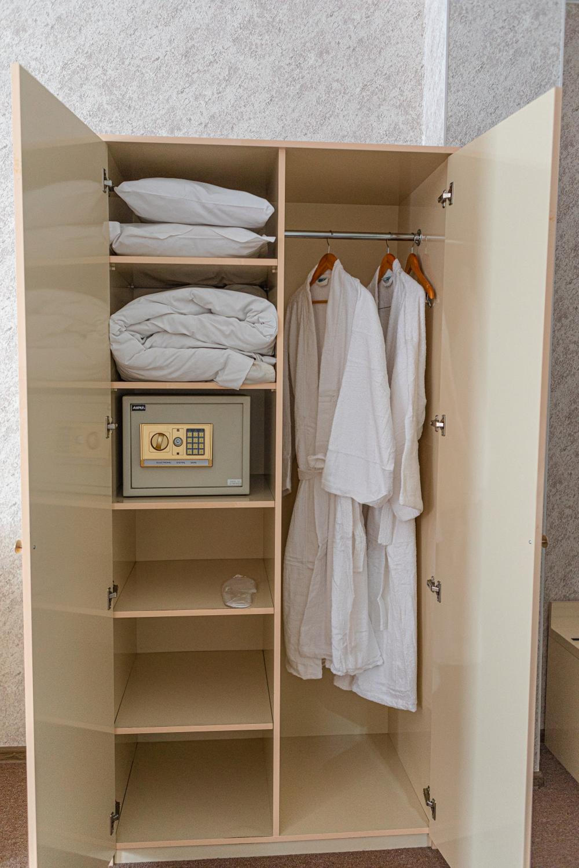 Deluxe Double or Twin Room with City View - Photo 20